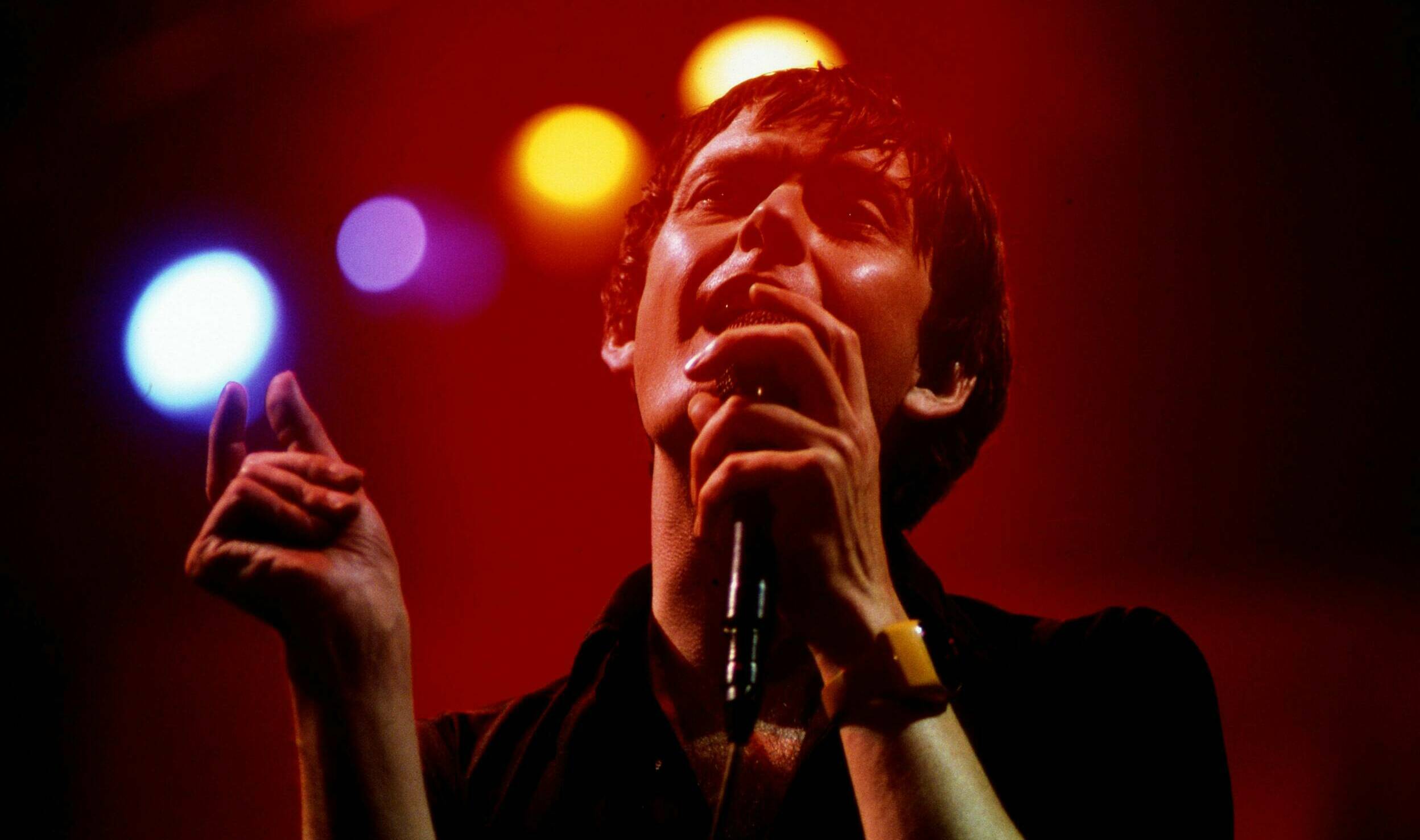 Pulp singer Jarvis Cocker performs on stage, London , United Kingdom, 1992. (Photo by Martyn Goodacre/Getty Images)