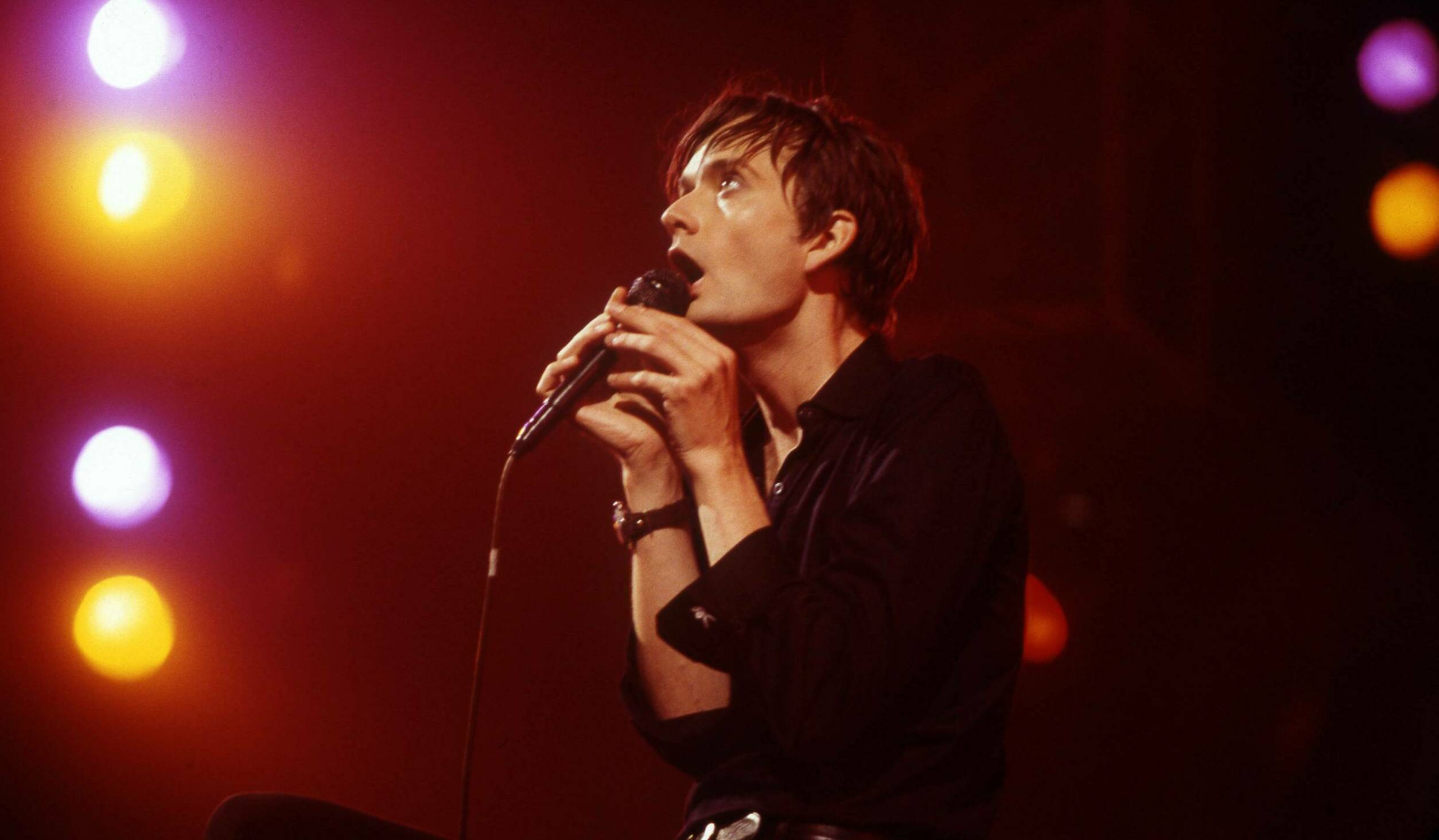 Jarvis Cocker of Pulp performs on stage, United Kingdom, 1995. (Photo by Martyn Goodacre/Getty Images)