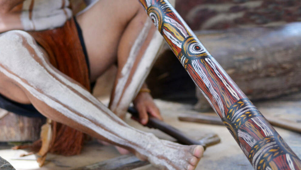 Ein australischer Ureinwohner spielt hier traditionelle Musik auf einem Didgeridoo bei einer kulturellen Veranstaltung in Que