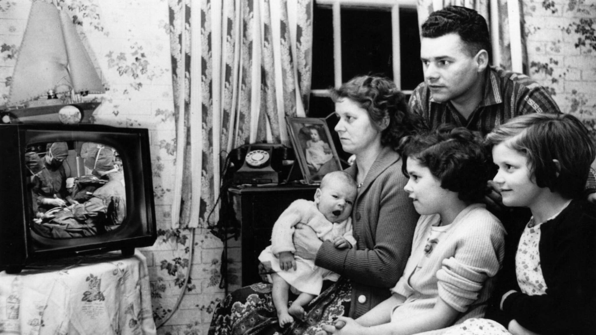 Was meinte Neil Postman mit „Wir amüsieren uns zu Tode“?— Rolling Stone