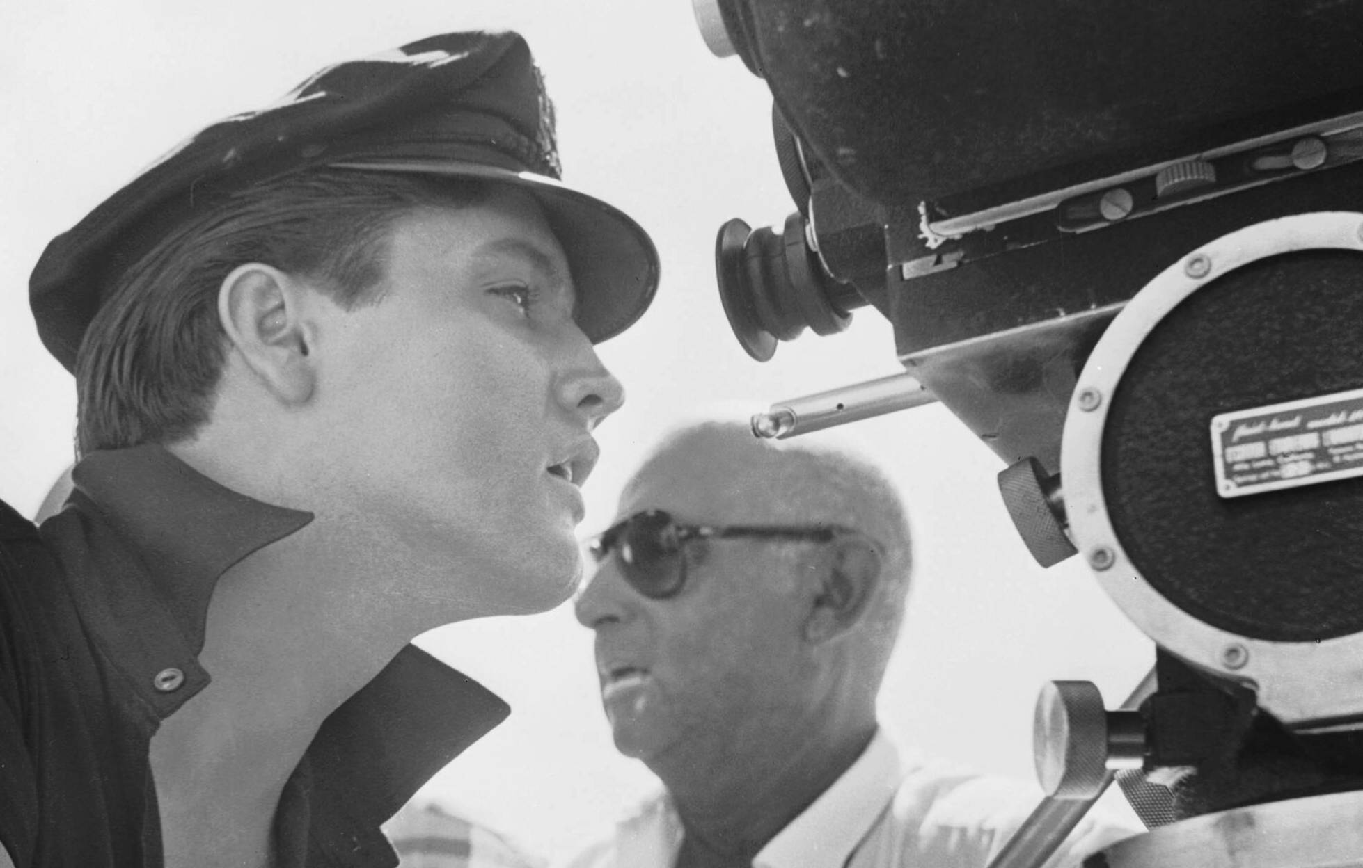 1963:  American music and cinematic icon Elvis Presley (1935 - 1977) on the set of 'Girls Girls Girls', directed by Richar...