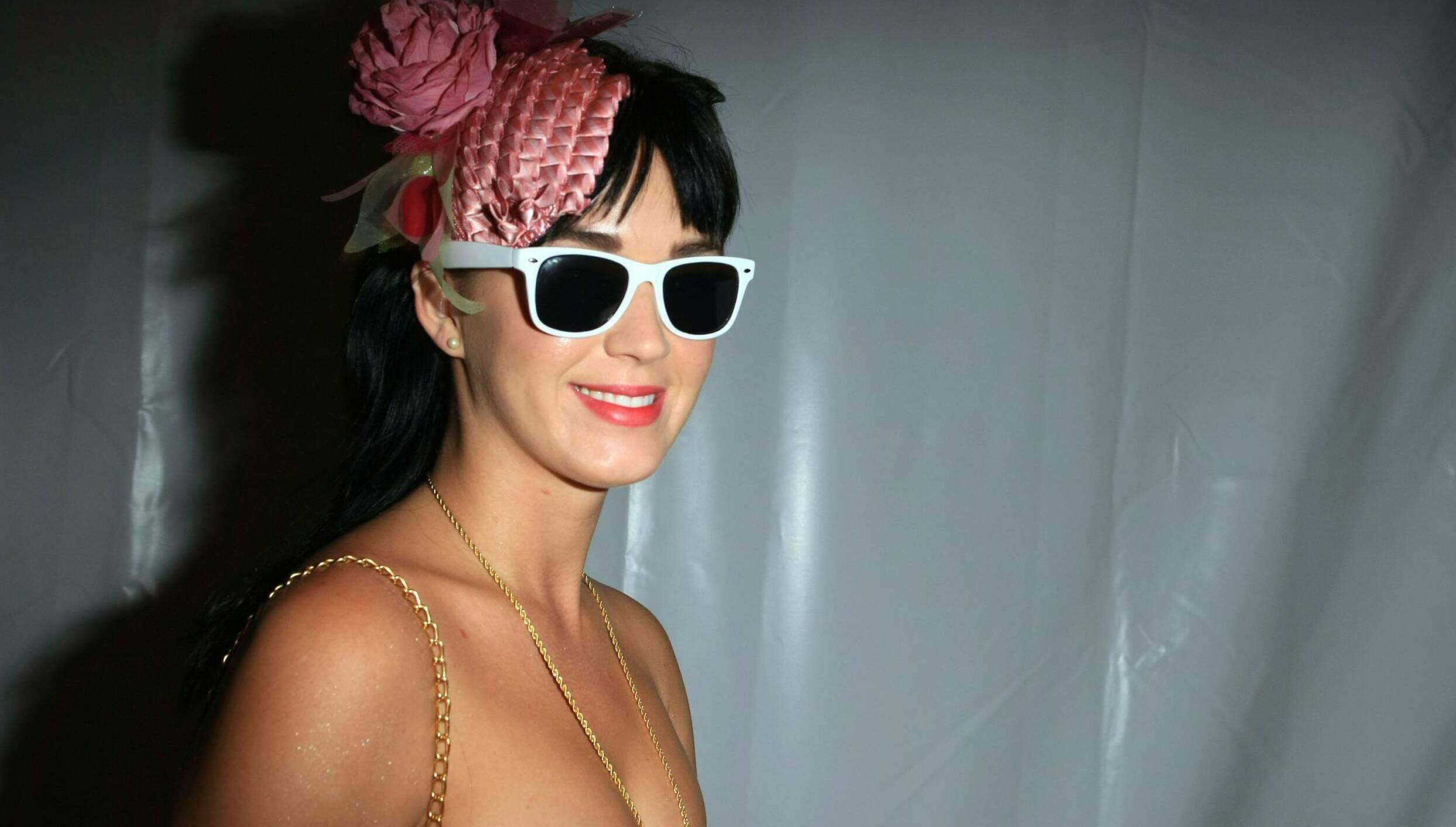 NEW YORK - SEPTEMBER 05:  Katy Perry arrives in Bryant Park during the Mercedes-Benz Fashion Week Spring 2008 on September...