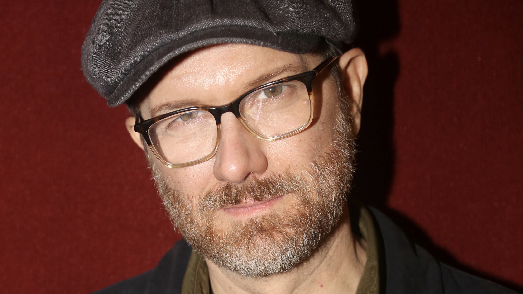 Erik Jensen 2022 vor einem Theater in New York.