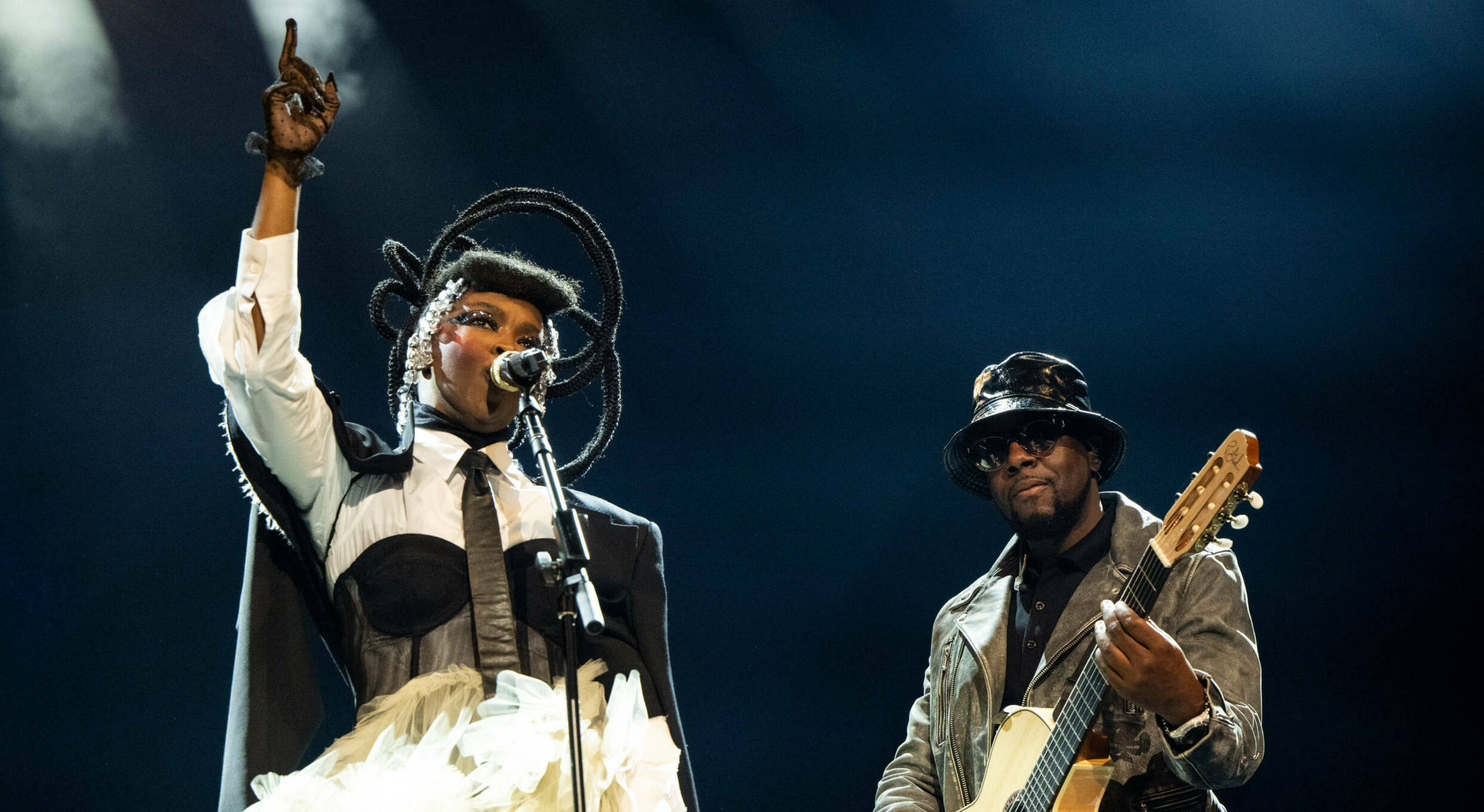 LOS ANGELES, CALIFORNIA - NOVEMBER 04: (L-R) Singers Ms. Lauryn Hill and Wyclef Jean perform onstage with The Fugees at Cr...