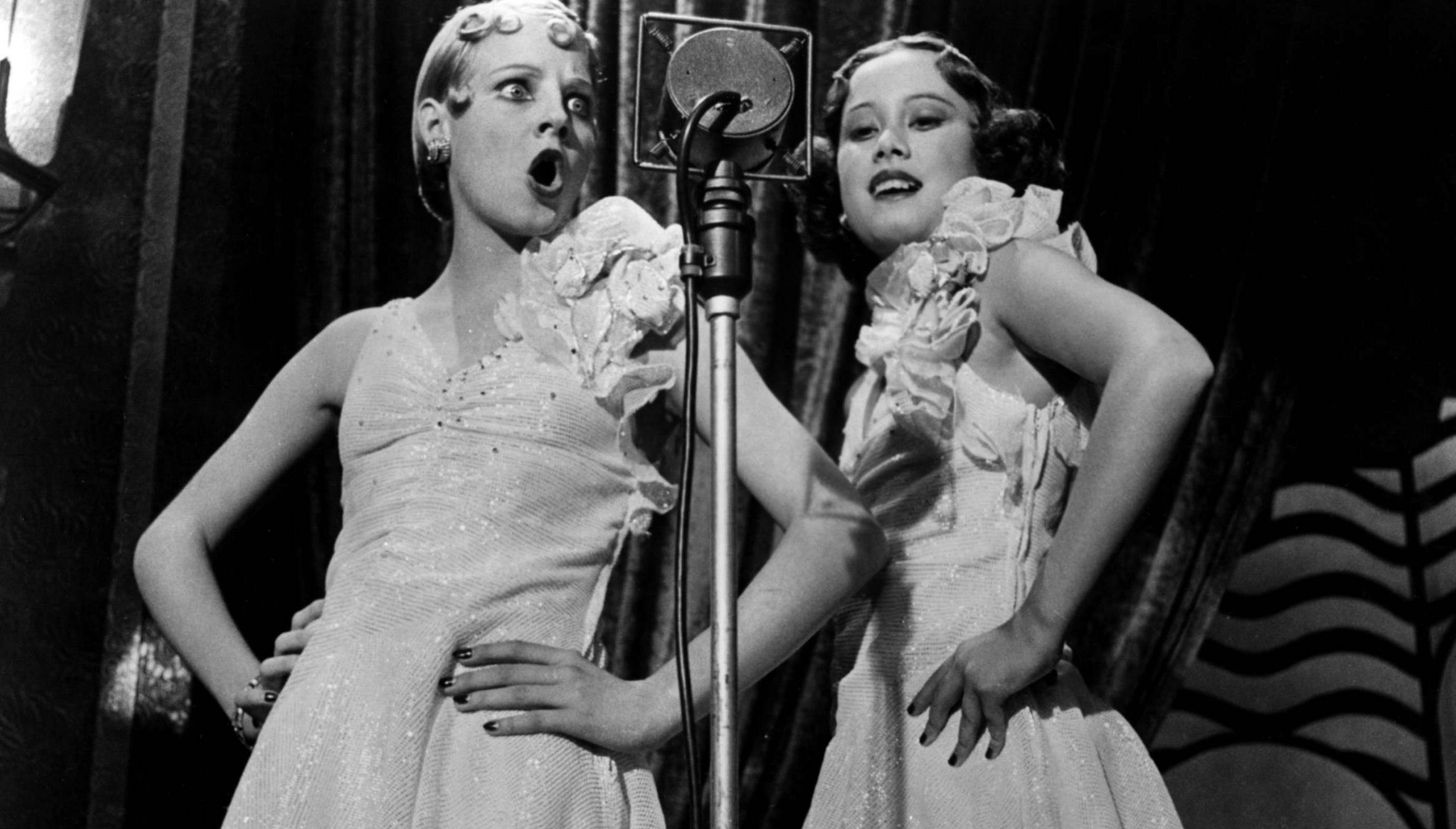 Singers (Jodie Foster on the left) in a scene from the film 'Bugsy Malone', 1976. (Photo by Paramount/Getty Images)