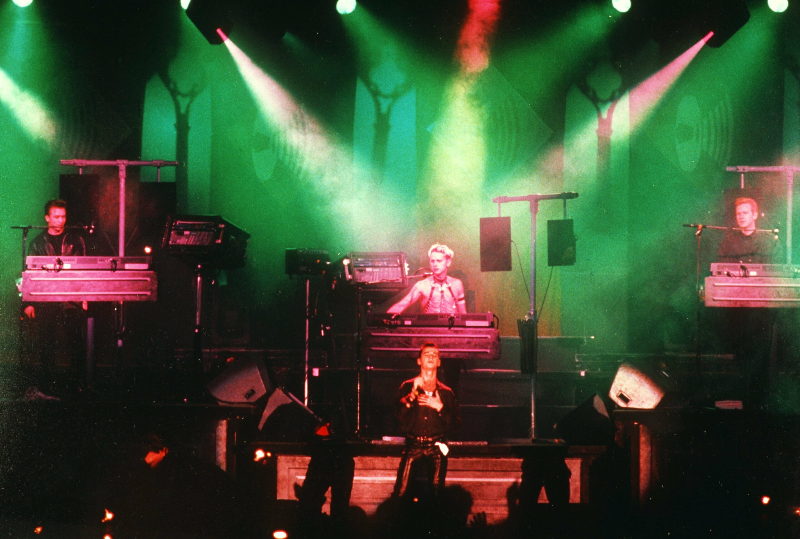 Depeche Mode" bei ihrem Konzert in Ost-Berlin in der Werner Seelenbinder-Halle im März 1988 mit den Bandmitgliedern (v.l....