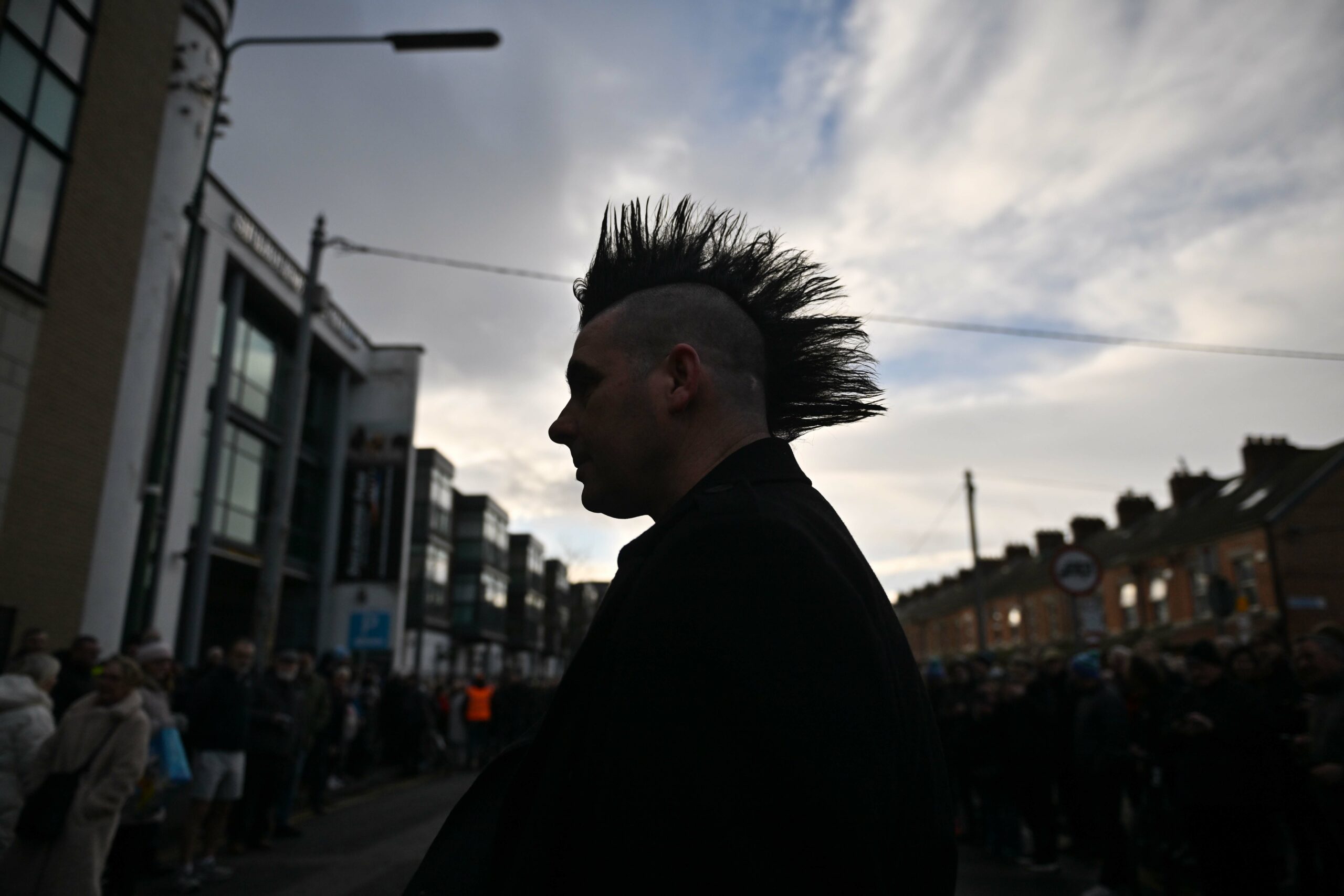 Straßenszenen vom Trauerzug für Shane MacGowan in den Straßen von Dublin, 8. Dezember 2023.