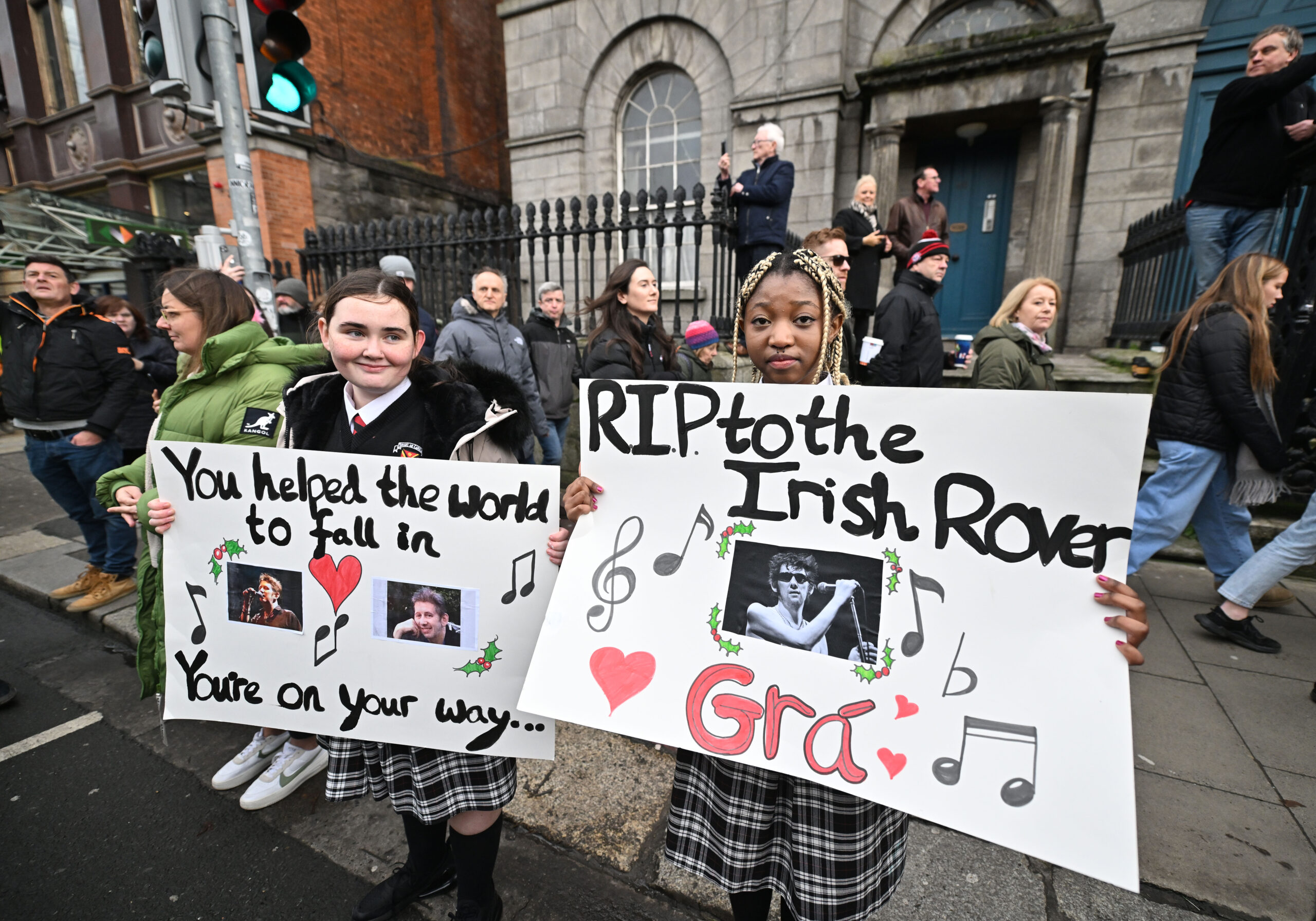 Straßenszenen vom Trauerzug für Shane MacGowan in den Straßen von Dublin, 8. Dezember 2023.
