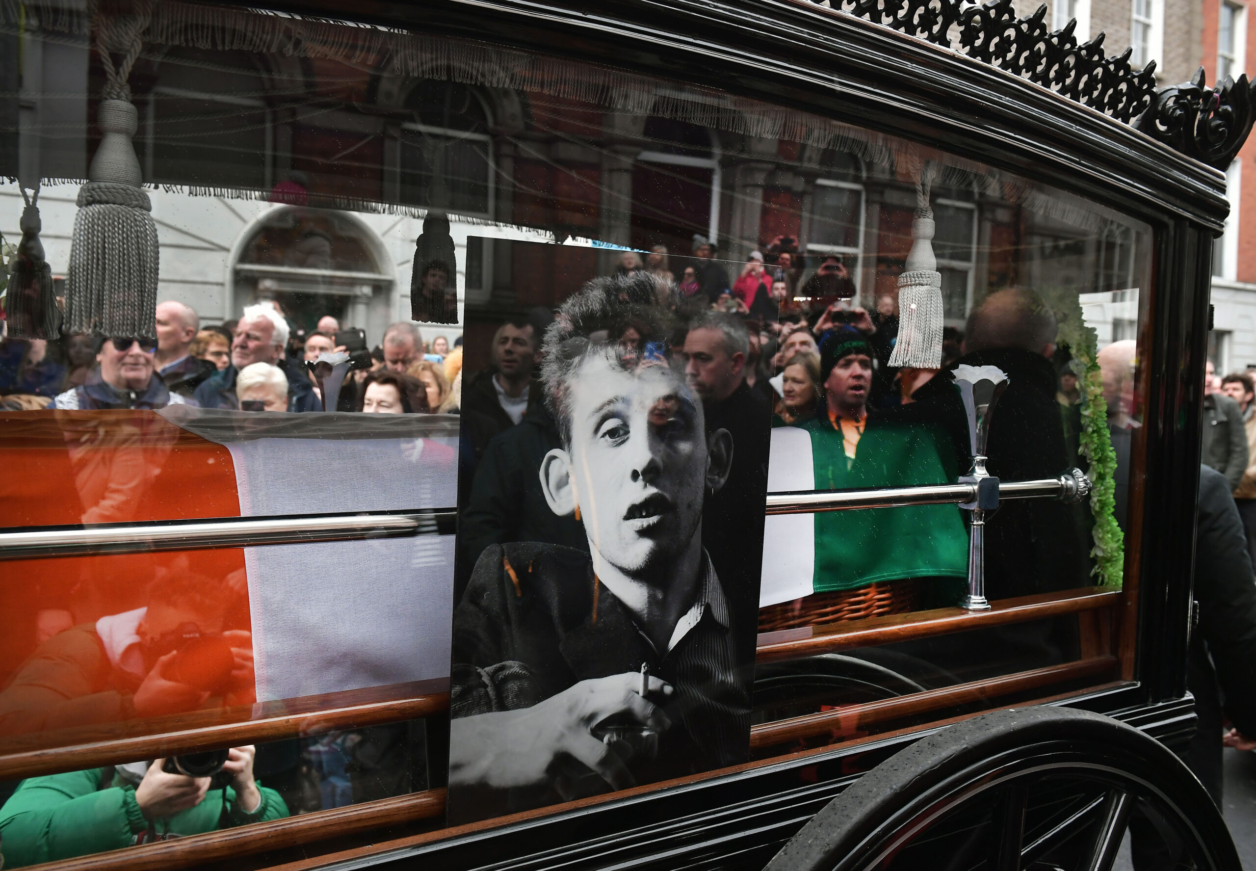 Straßenszenen vom Trauerzug für Shane MacGowan in den Straßen von Dublin, 8. Dezember 2023.