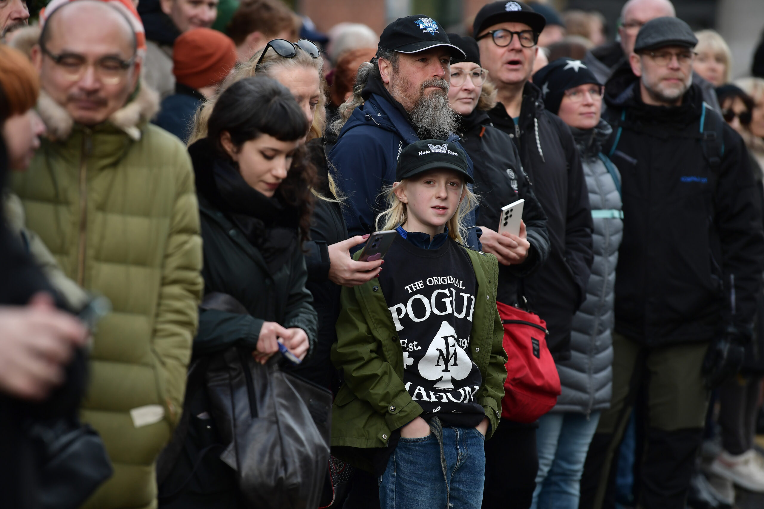 Straßenszenen vom Trauerzug für Shane MacGowan in den Straßen von Dublin, 8. Dezember 2023.