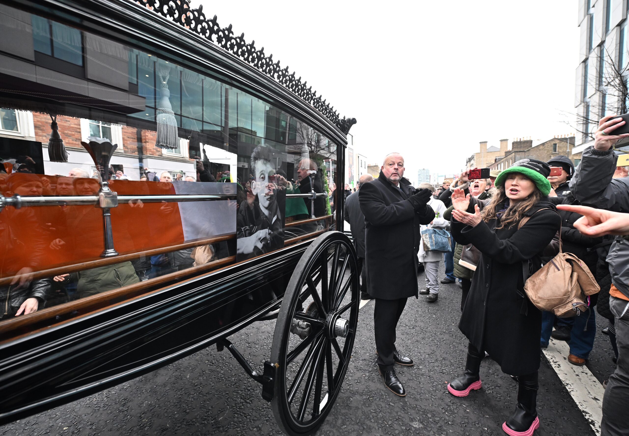 Straßenszenen vom Trauerzug für Shane MacGowan in den Straßen von Dublin, 8. Dezember 2023.