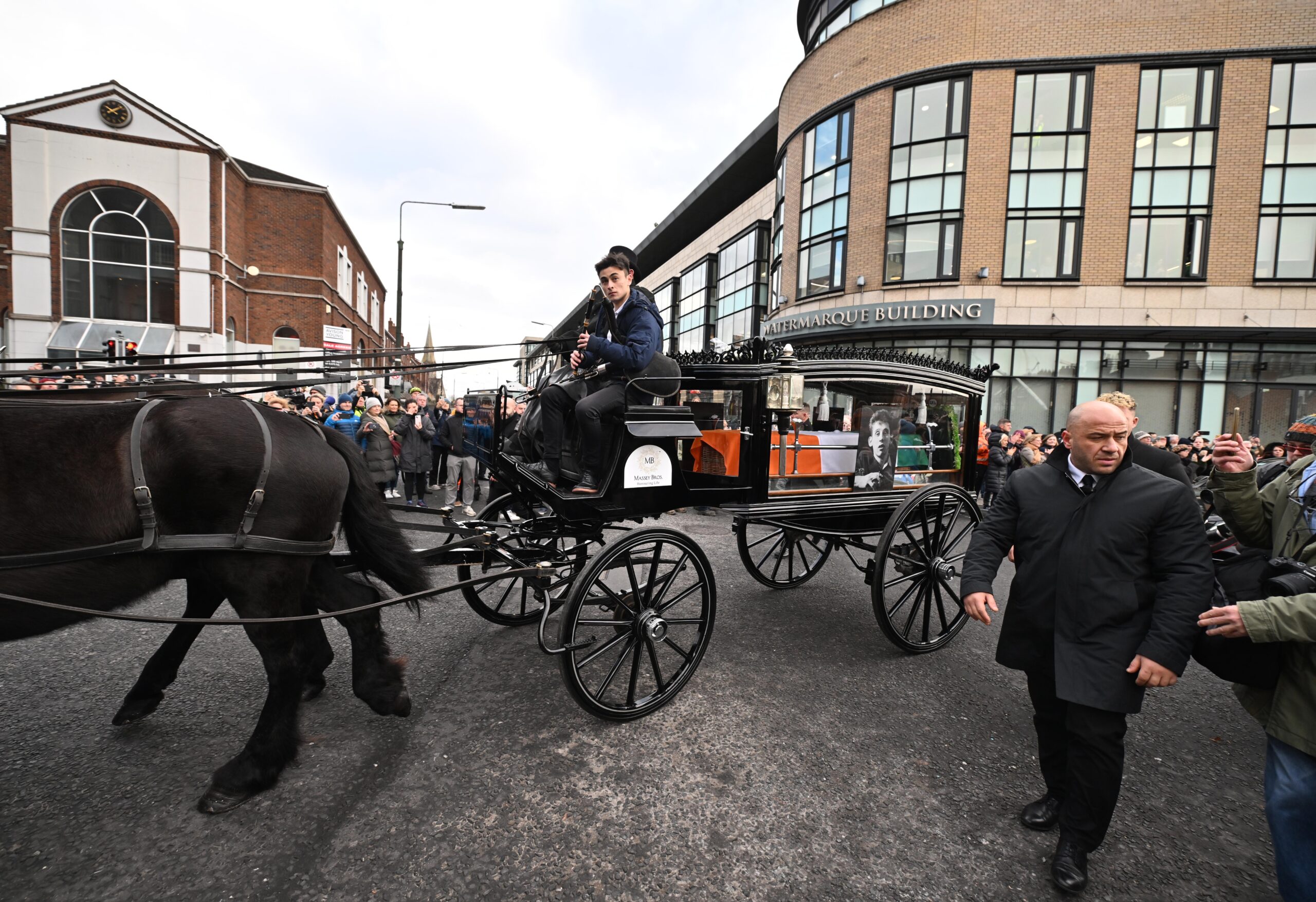 Straßenszenen vom Trauerzug für Shane MacGowan in den Straßen von Dublin, 8. Dezember 2023.
