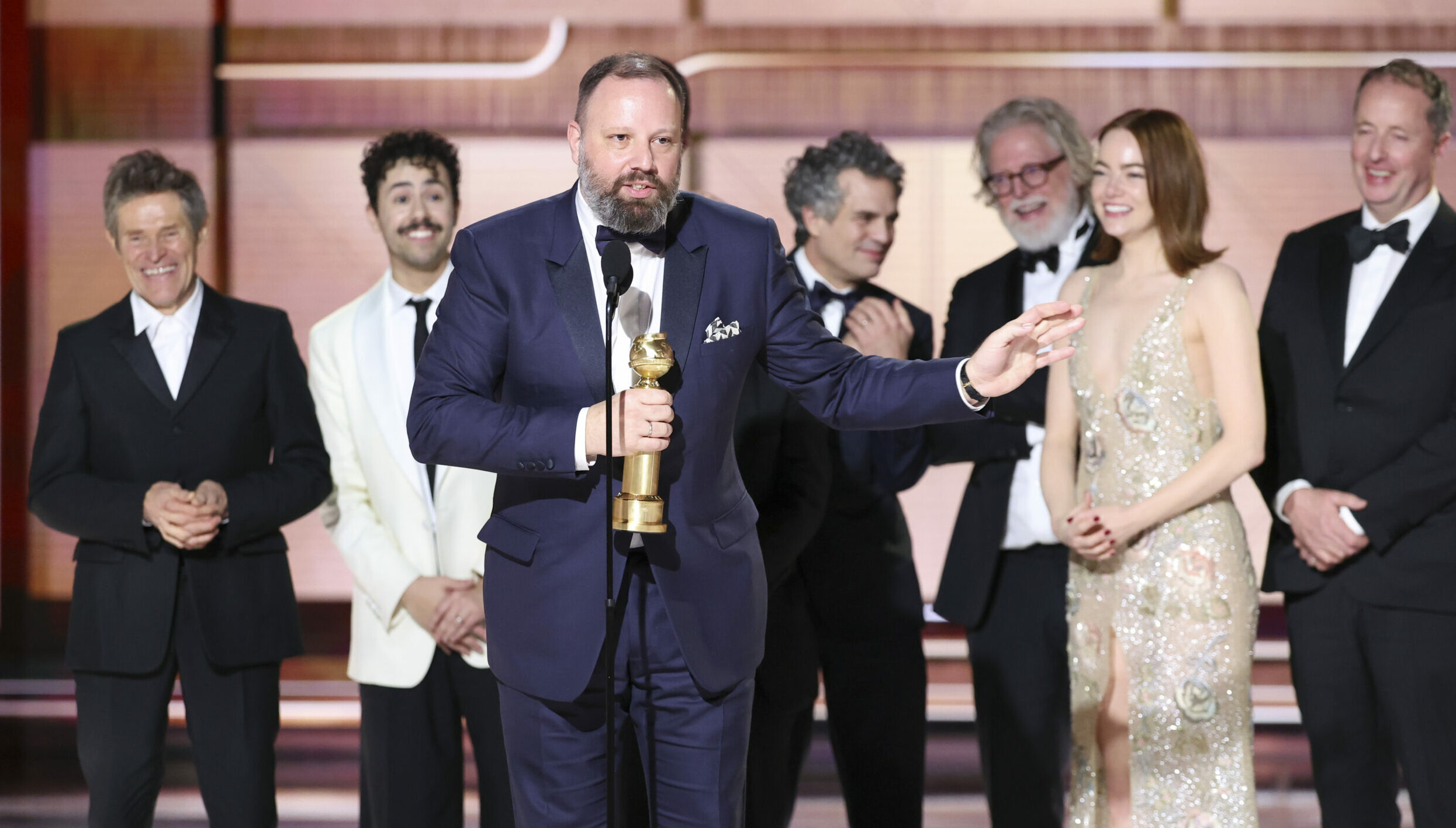 Die Crew von „Poor Things“ auf der Bühne der Golden Globes, Regisseur Yorgos Lanthimos am Mikrophon