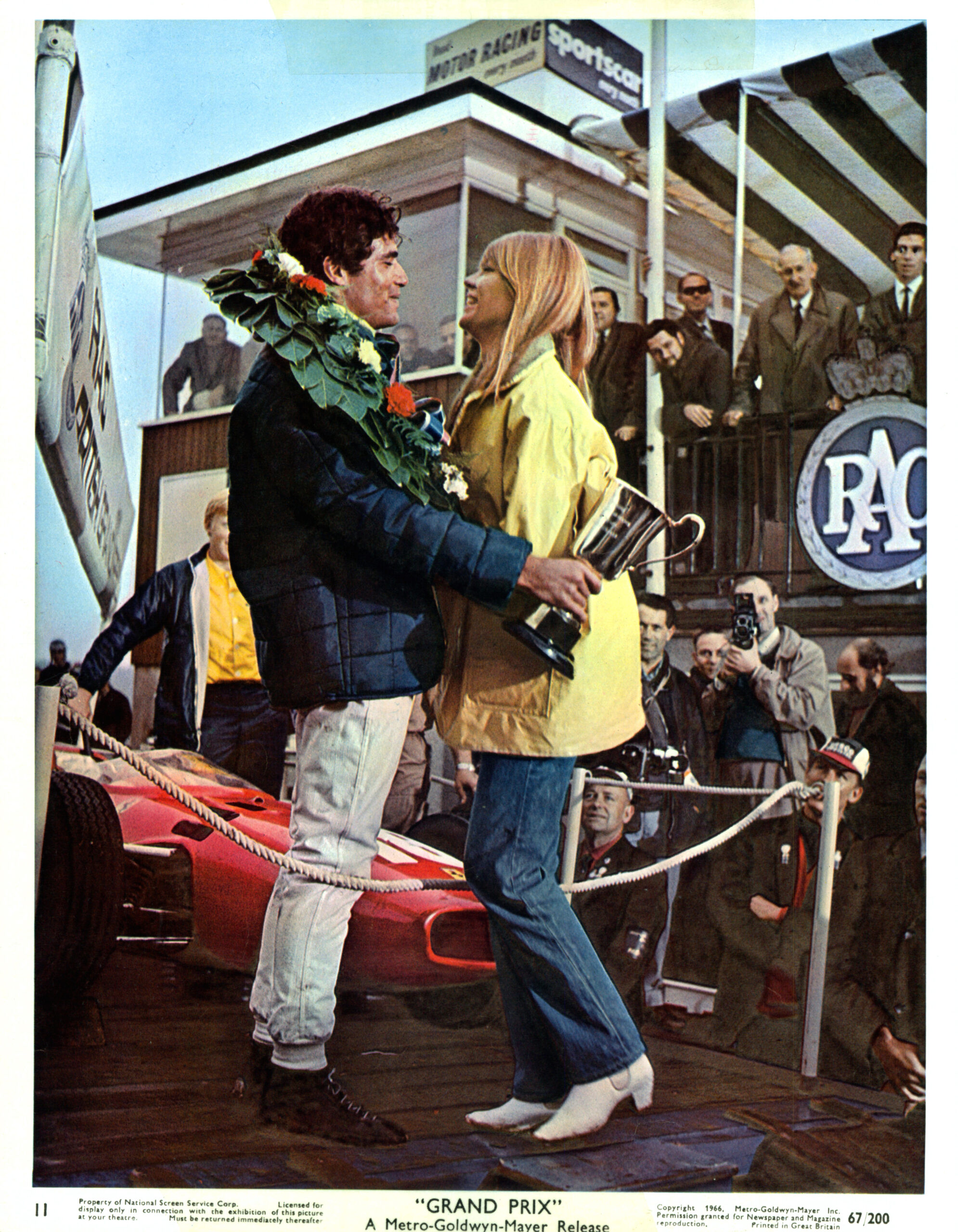 Antonio Sabato and Françoise Hardy in einer Szene aus dem Film „Grand Prix“, 1966.