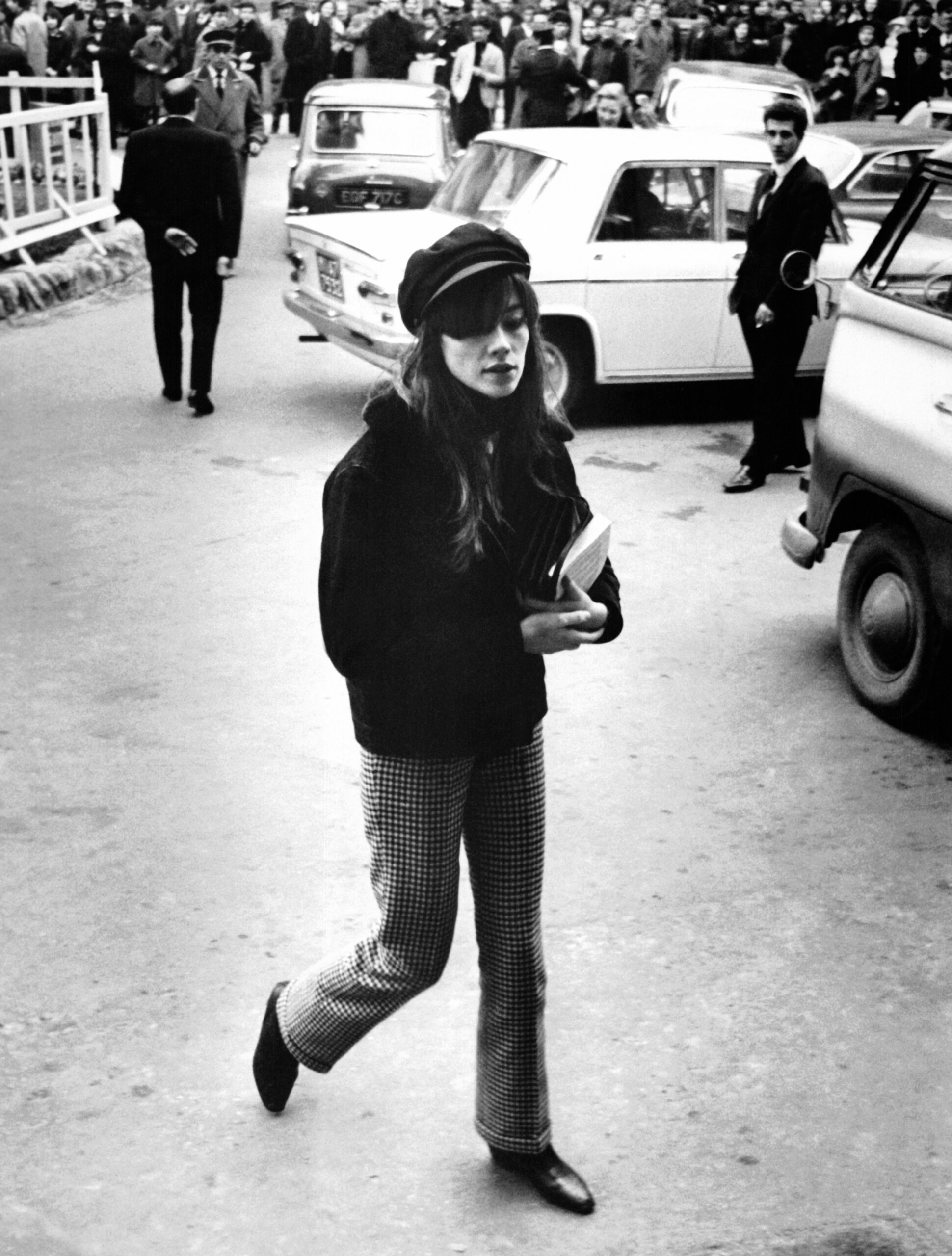 Françoise Hardy auf dem Weg zu ihrem Auftritt auf dem Sanremo-Festival in Italien, 1966.