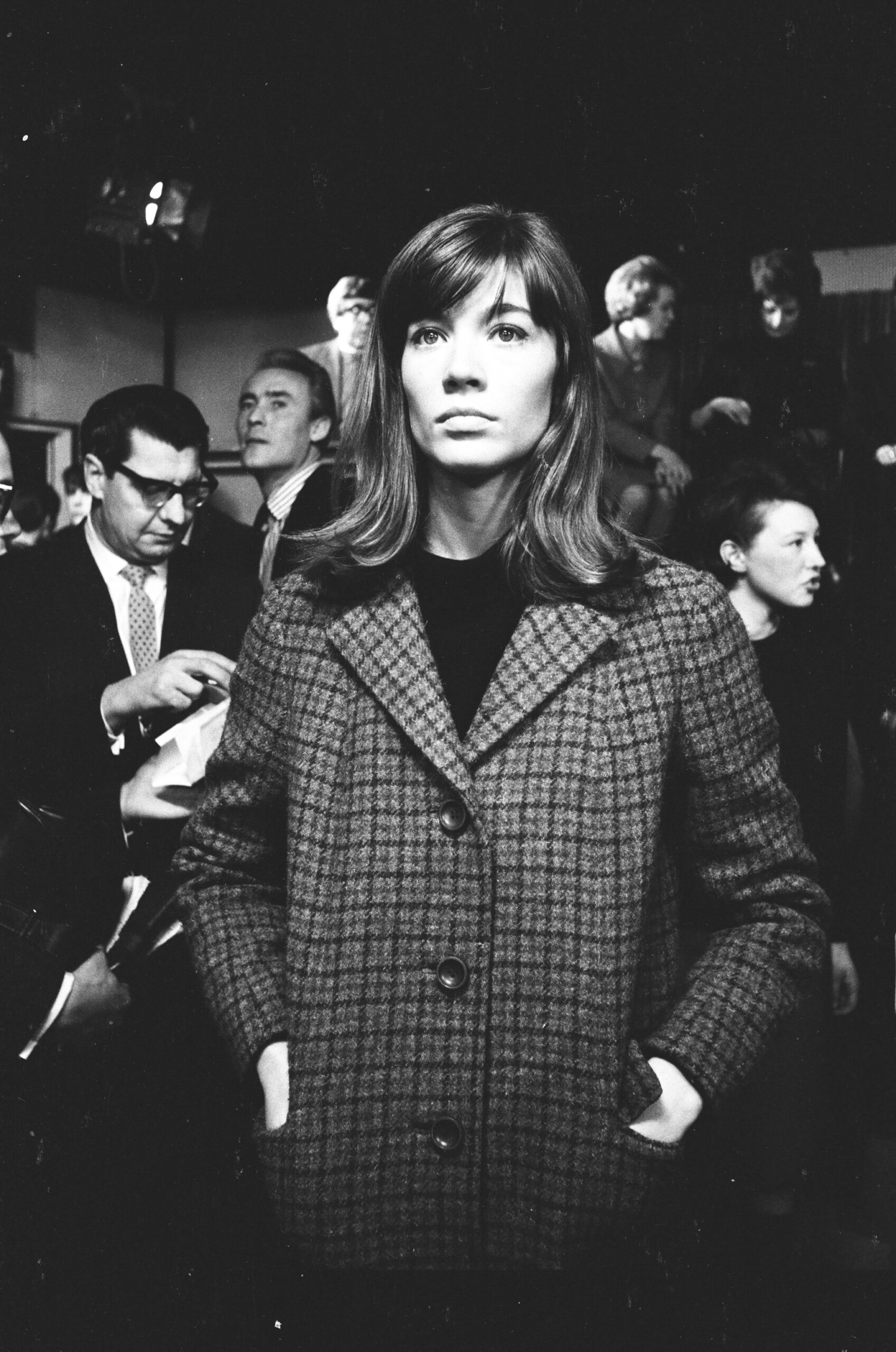 Françoise Hardy am Set der Fernsehsendung „Ready Steady Go“ in den Kingsway Studios in London, Februar 1964.