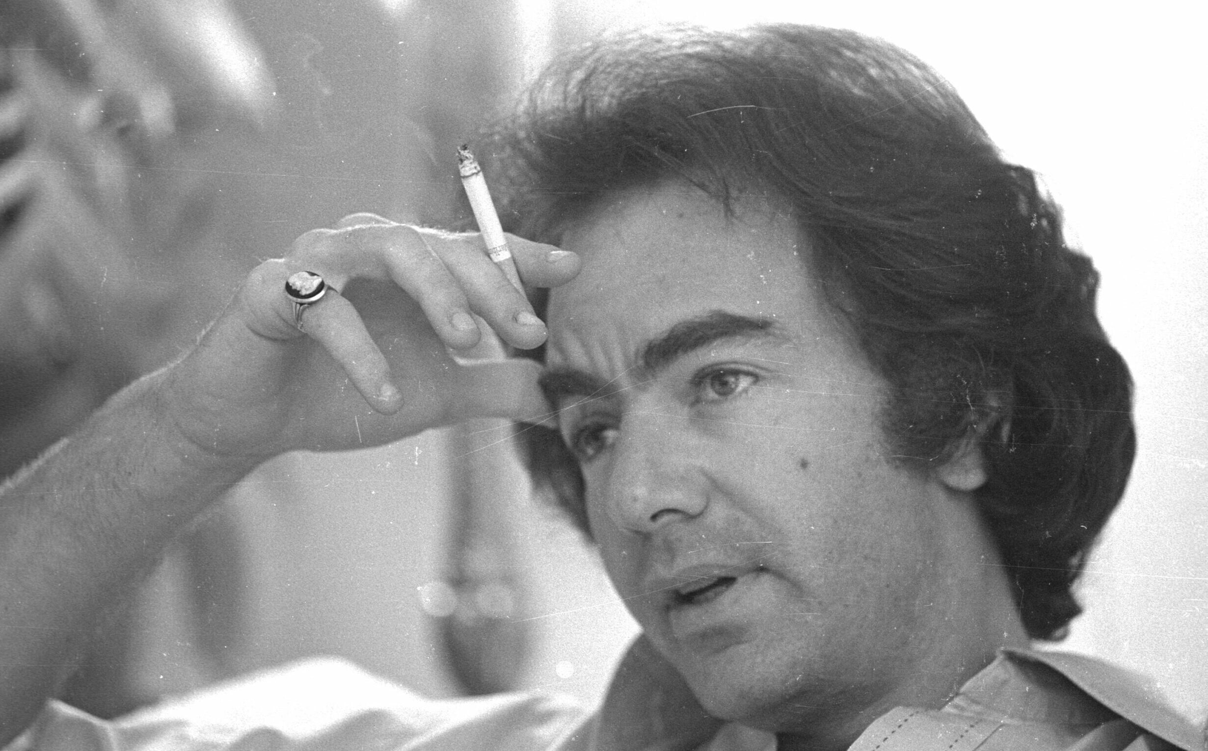 LOS ANGELES - MAY 1984: Singer Neil Diamond poses for a portrait session at his home in May 1984 in Los Angeles, Californi...