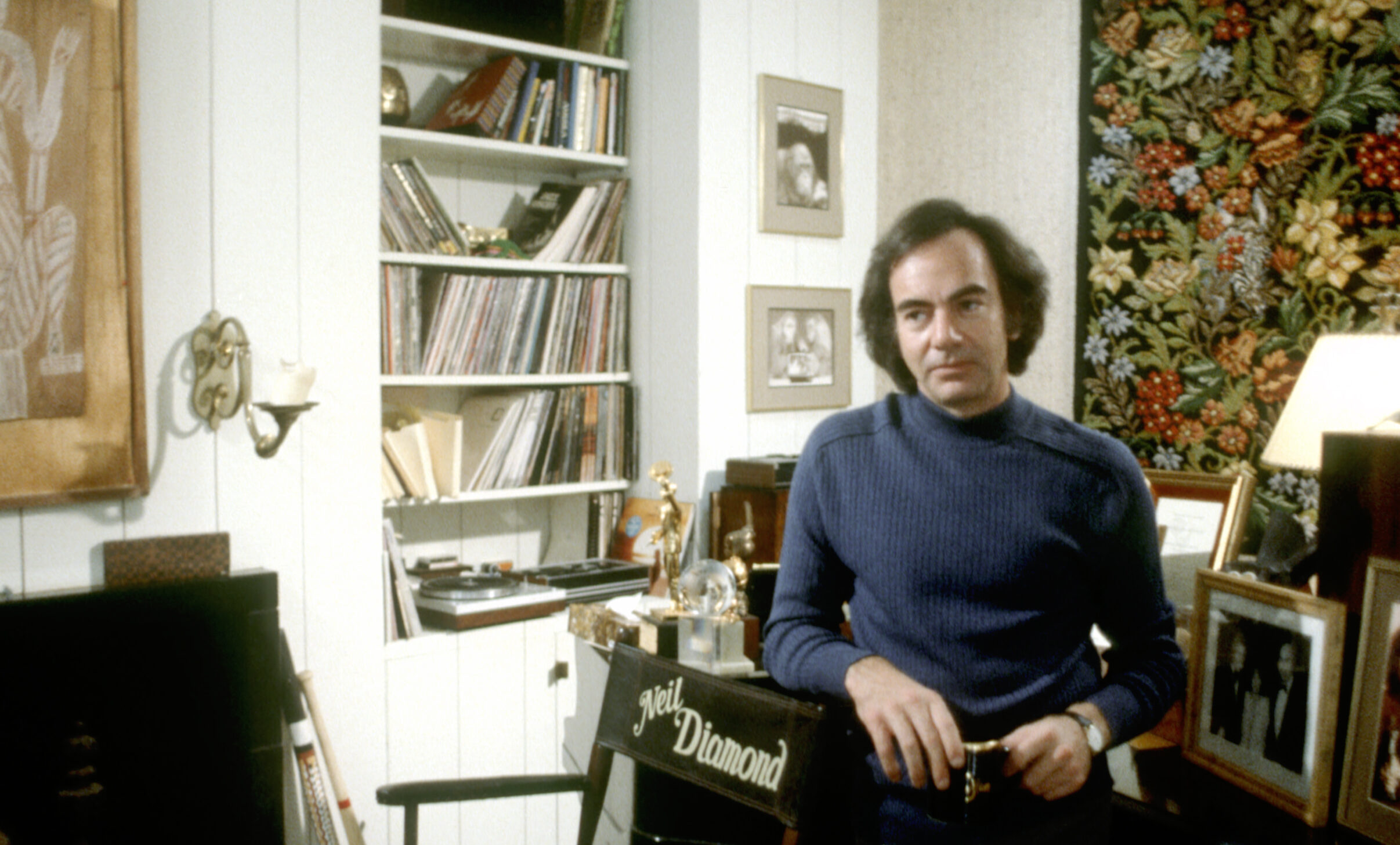 LOS ANGELES - MAY 1984: Singer Neil Diamond poses for a portrait session at his home in May 1984 in Los Angeles, Californi...