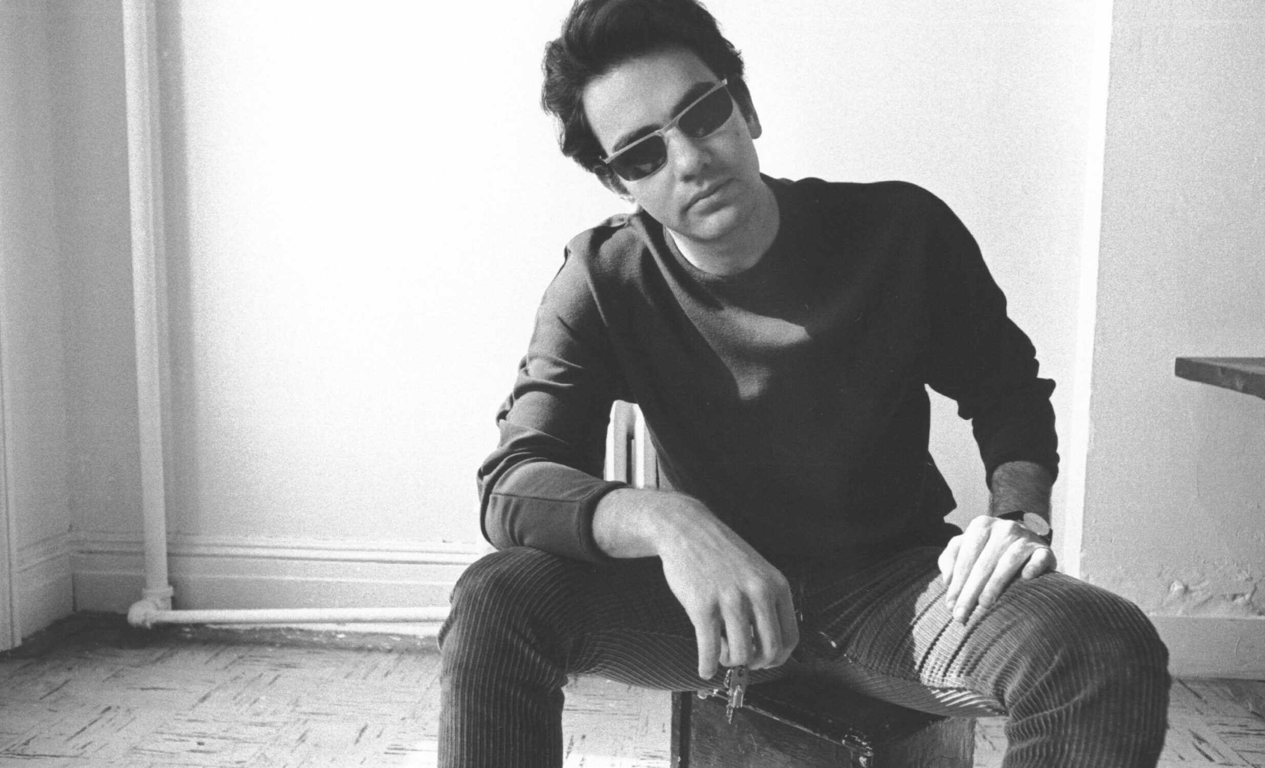 NEW YORK, NY - CIRCA 1966:  Singer-songwriter Neil Diamond poses for a portrait in a New York, New York hotel room circa 1...