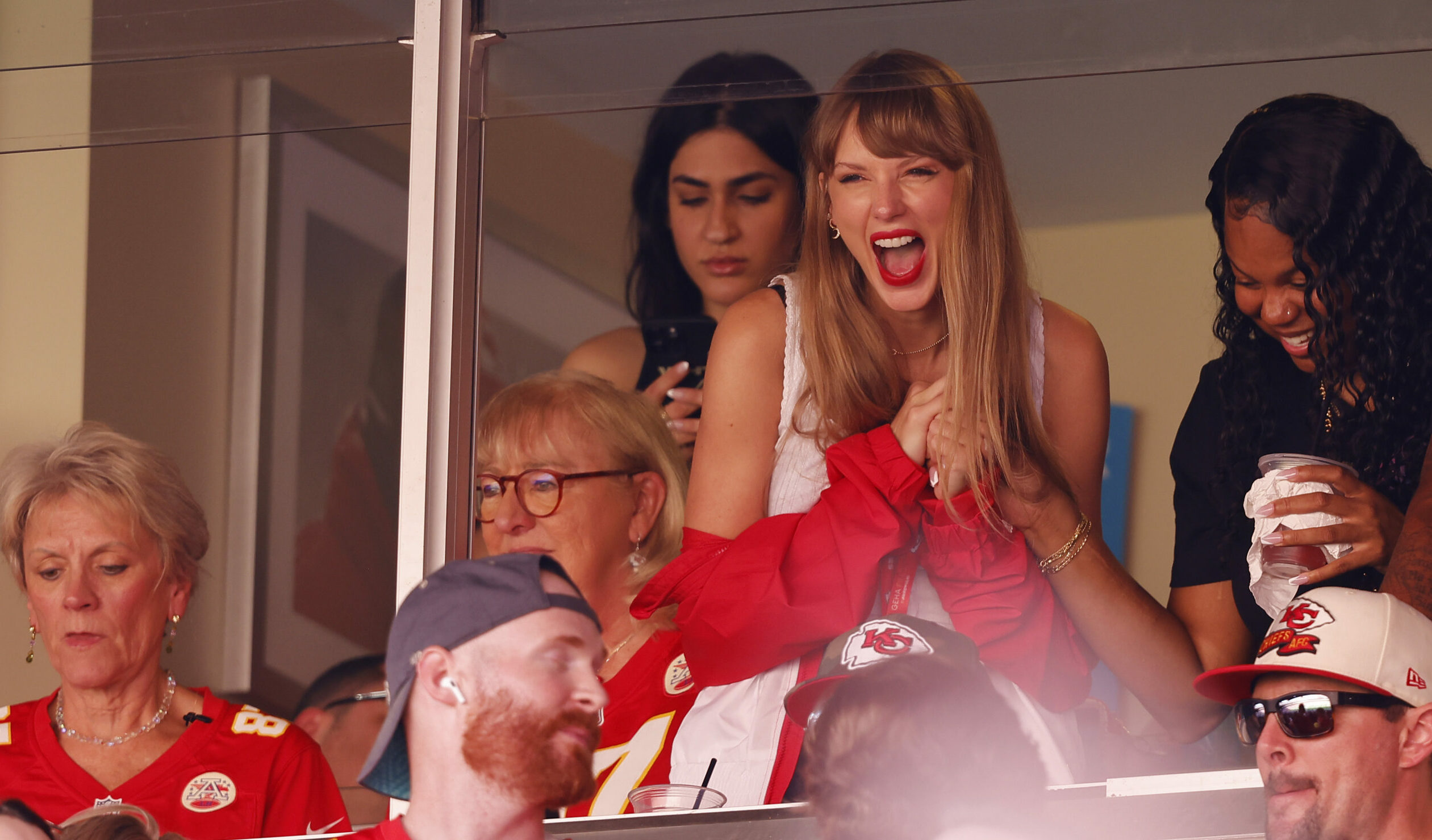 Taylor Swift freut sich über einen Erfolg der Kansas City Chiefs mit ihrem Freund Travis Kelce auf dem Platz