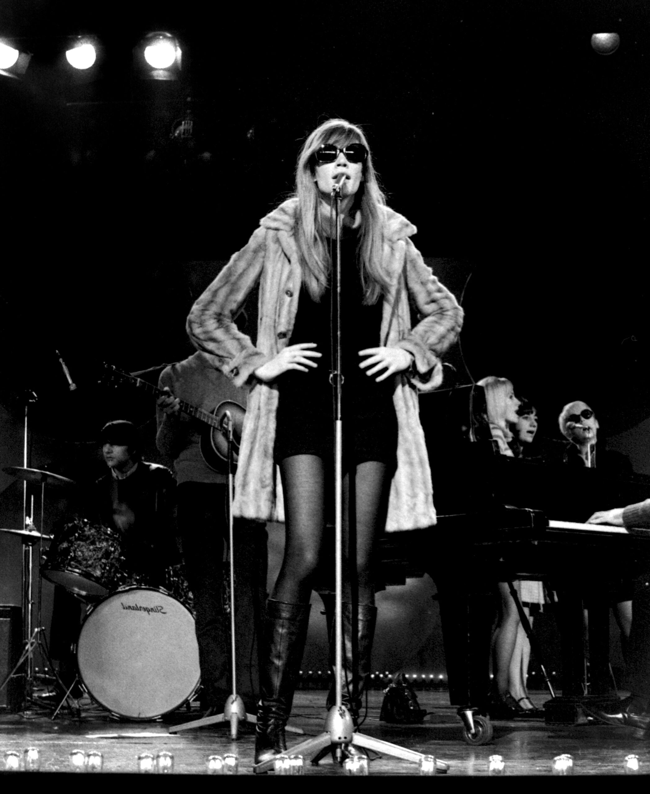 Françoise Hardy live im Londoner Theater „The Talk of the Town“, 1968.