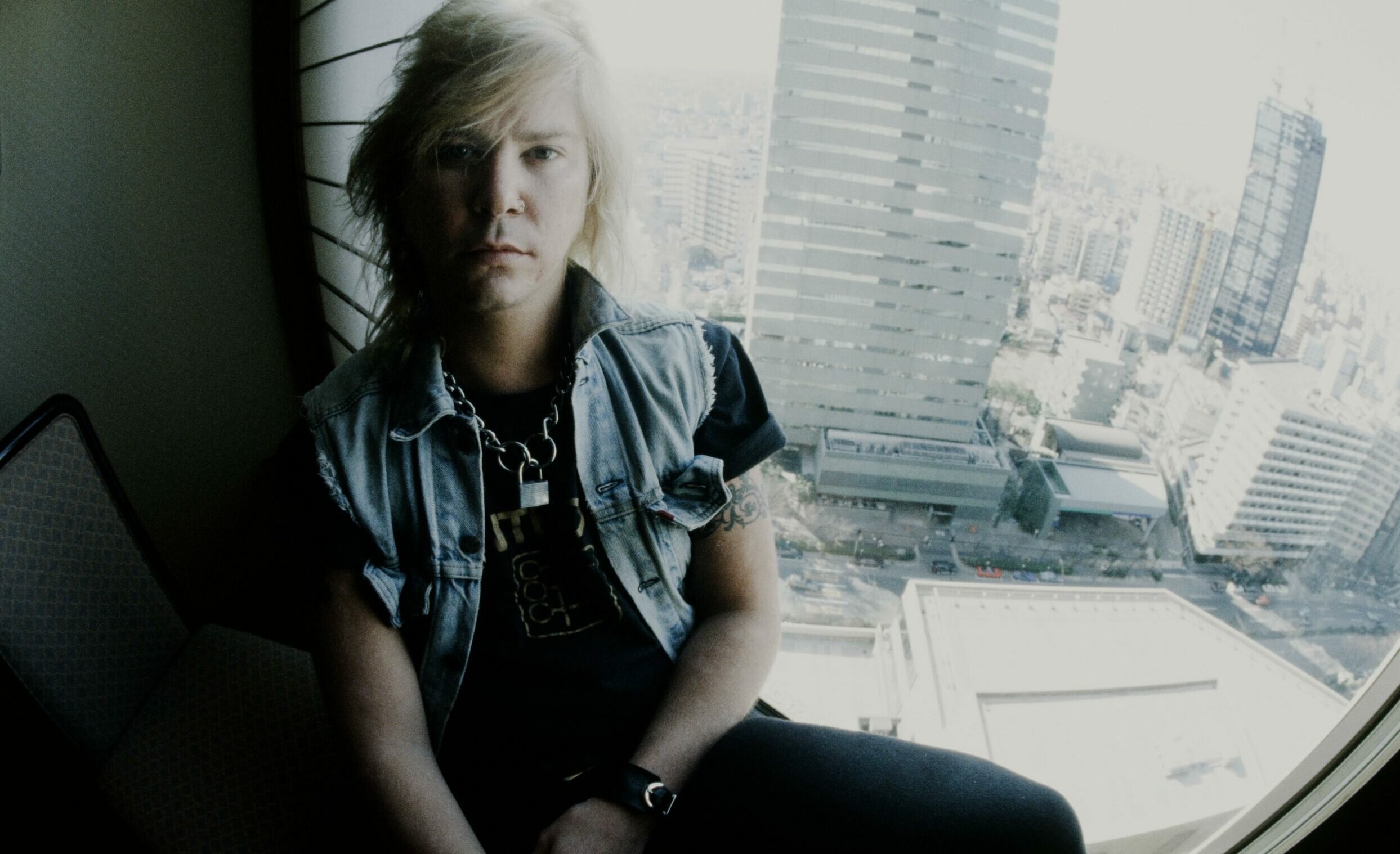 (MANDATORY CREDIT Koh Hasebe/Shinko Music/Getty Images) Duff McKagan (Guns N' Roses) in a hotel room in Tokyo, January 199...