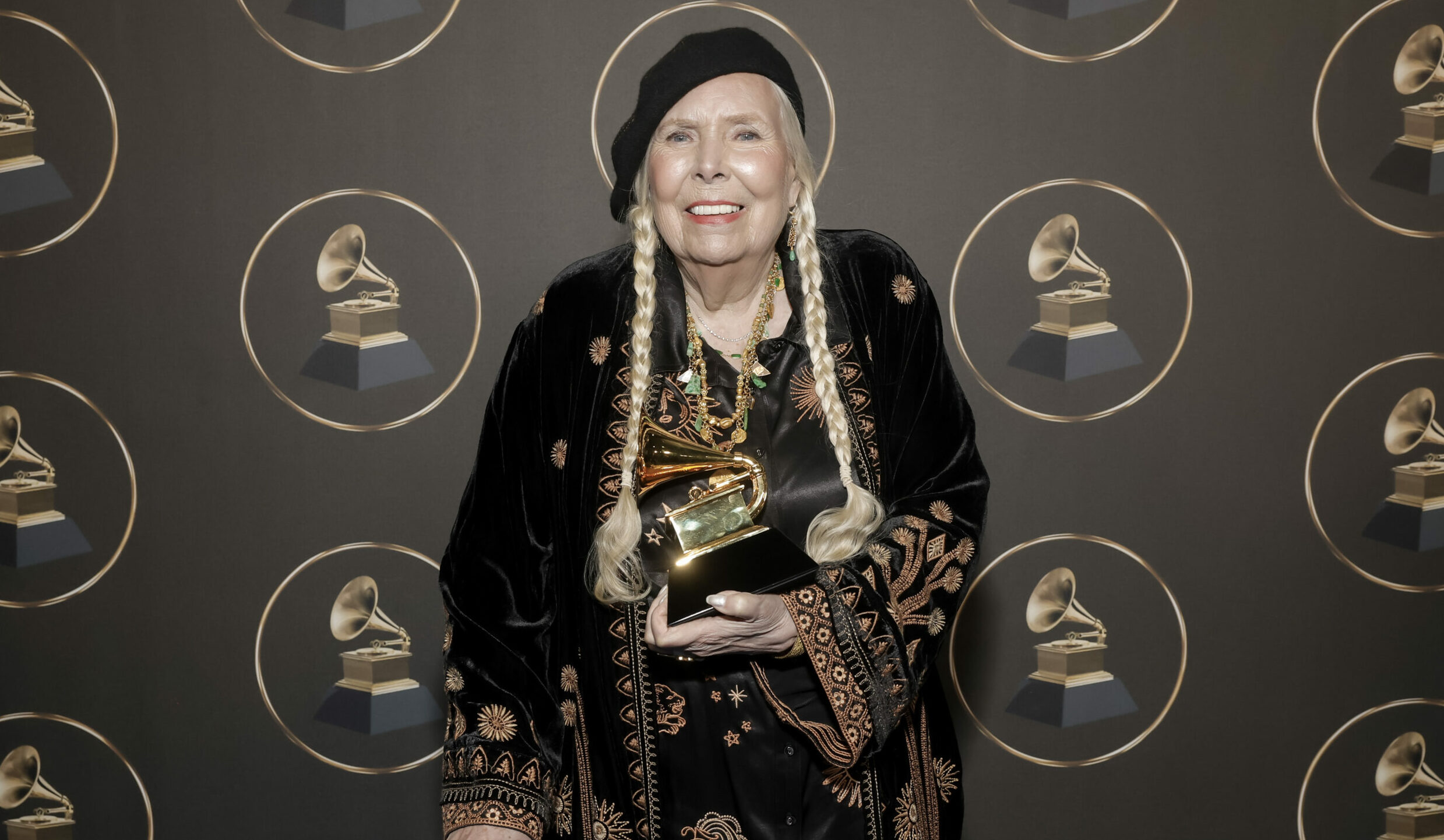 Joni Mitchell präsentiert stolz ihren Grammy für das beste Folk-Album