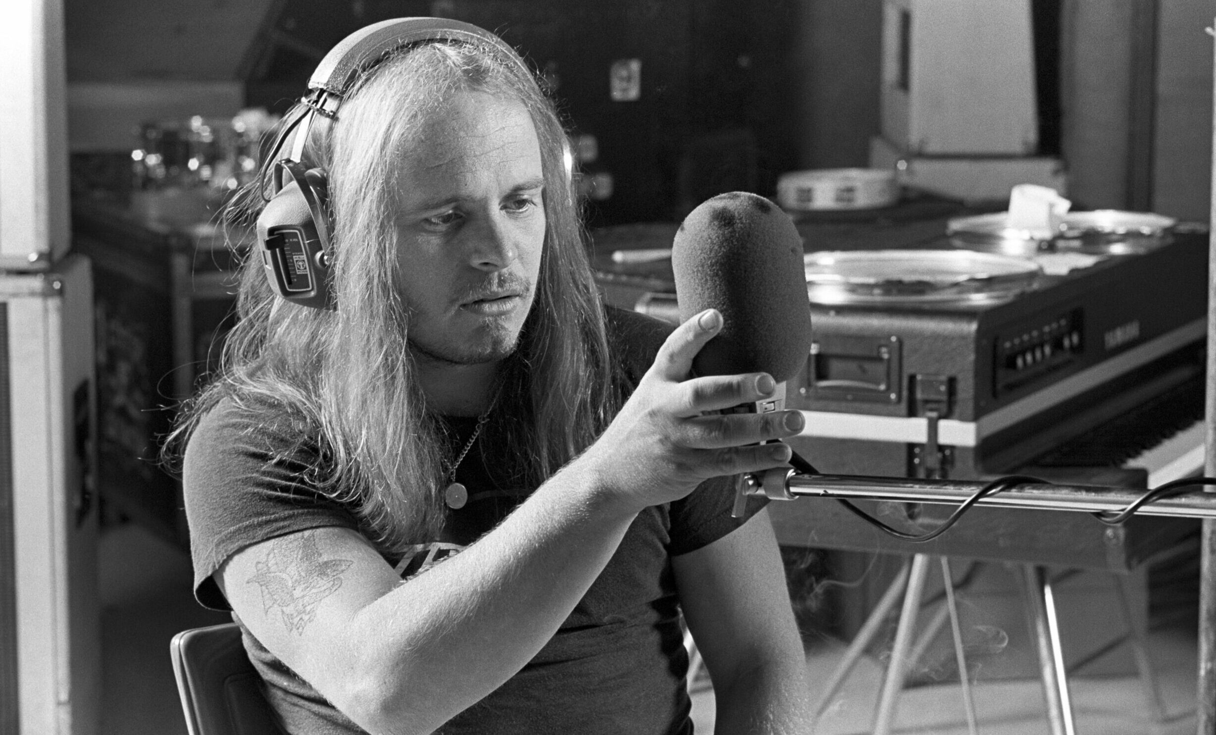 Ronnie Van Zant, der Sänger von Lynyrd Skynyrd, richtet das Mikro bei den Aufnahmen zu „Street Survivors“ im Studio I in Doraville-Atlanta