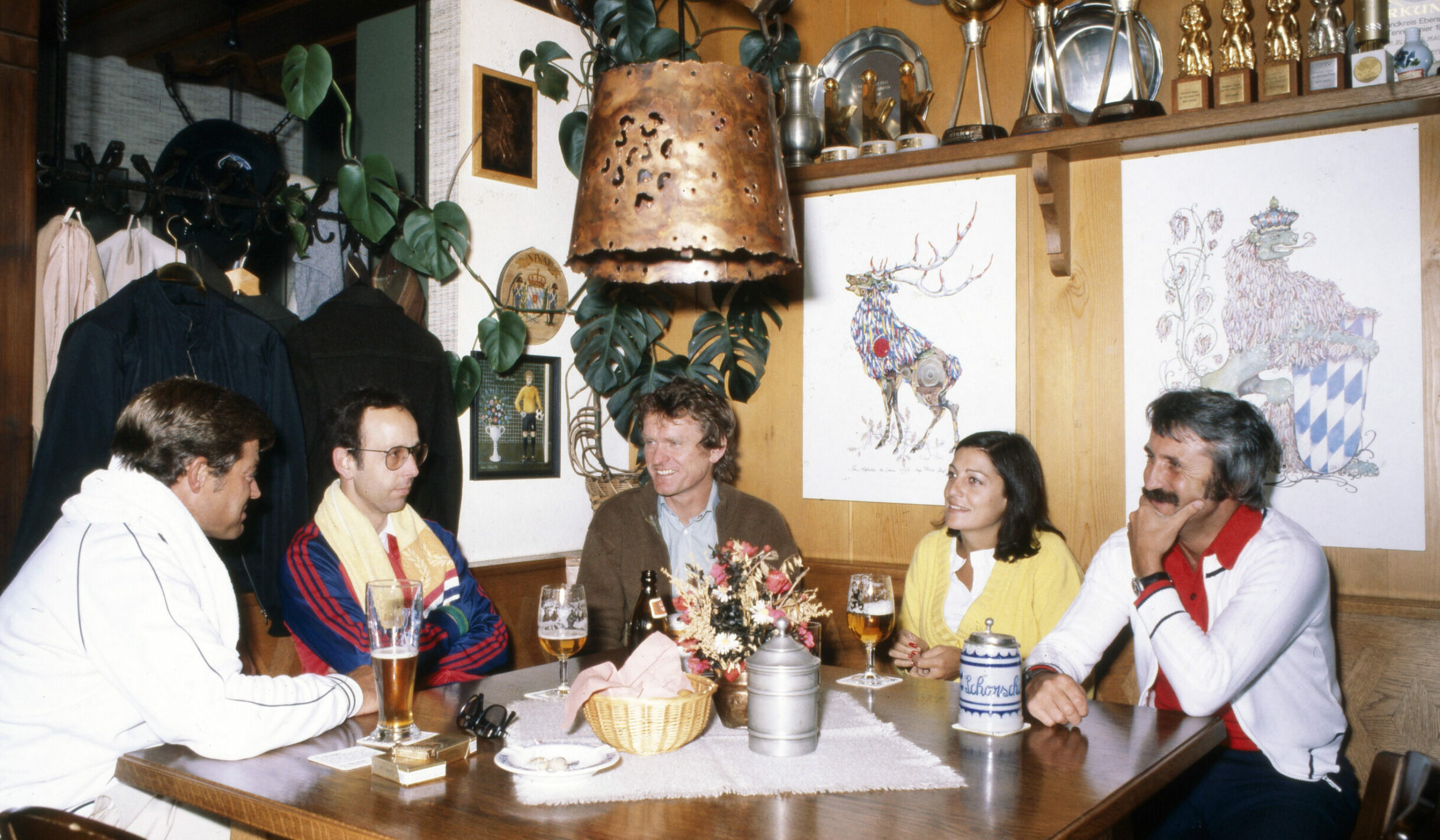 Sepp Maier, ehemaliger deutscher Fußballtorwart, mit Freunden im Wirthaus, rechts Ion Tiriac (?), Deutschland 1986