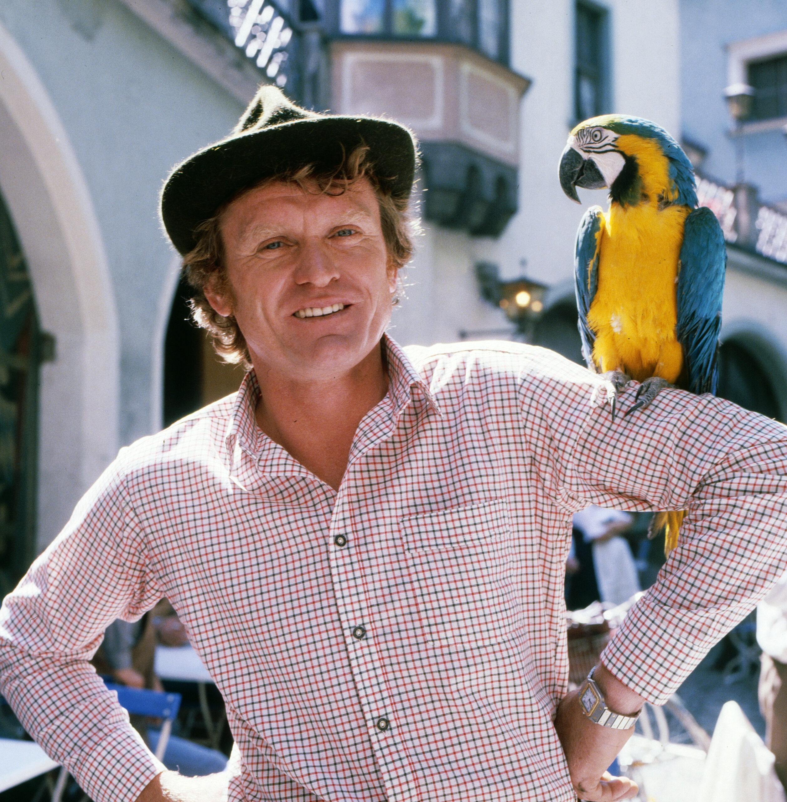 Gruzäfümfal, Fernsehfilm, Deutschland 1981, Darsteller: Sepp Maier mit Papagei. (Photo by kpa/United Archives via Getty ...