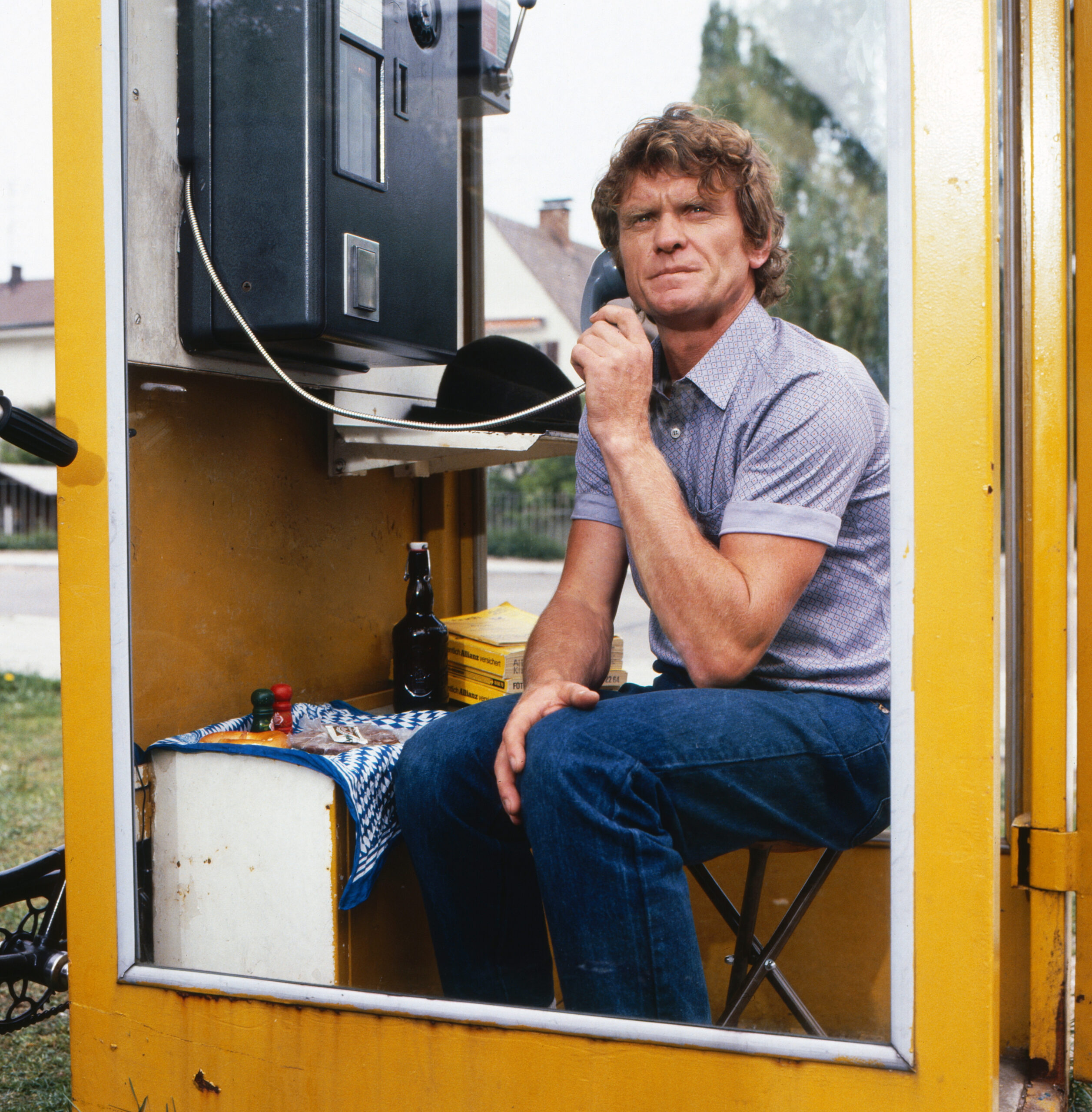 Gruzäfümfal, Fernsehfilm, Deutschland 1981, Darsteller: Sepp Maier in einer Telefonzelle. (Photo by kpa/United Archives ...