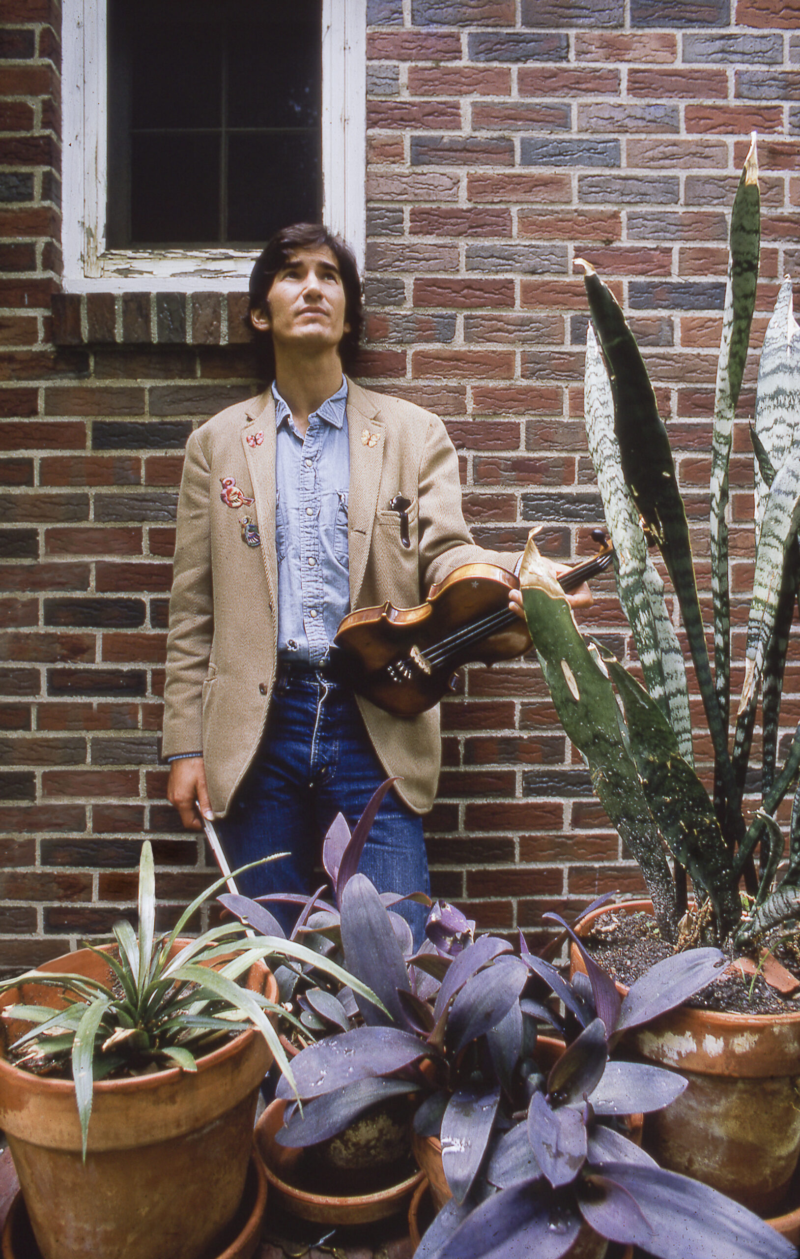 Singer, songwriter, musician, Townes Van Zandt shot waist up, wearing beige sport coat, button down shirt and blue jeans w...