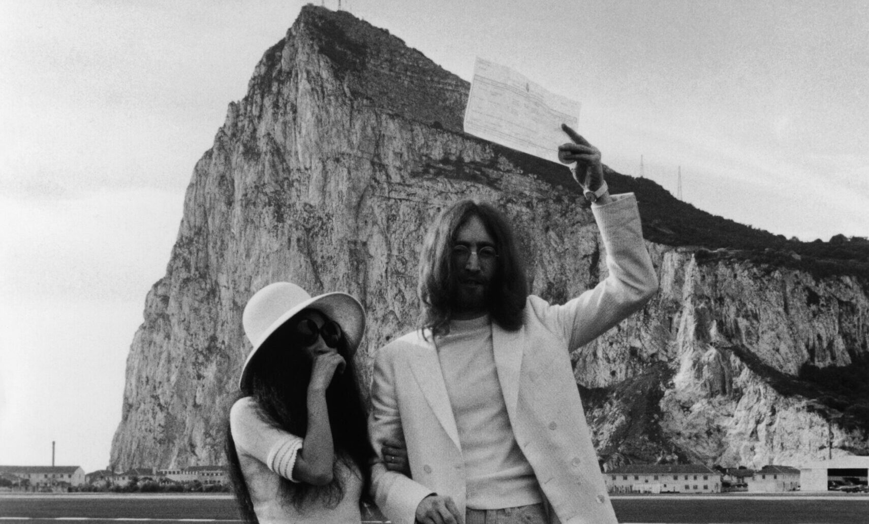 Yoko Ono und John Lennon, beide in Weiß gekleidet, posieren mit ihrer Heiratsurkunde nach ihrer Hochzeit in Gibraltar