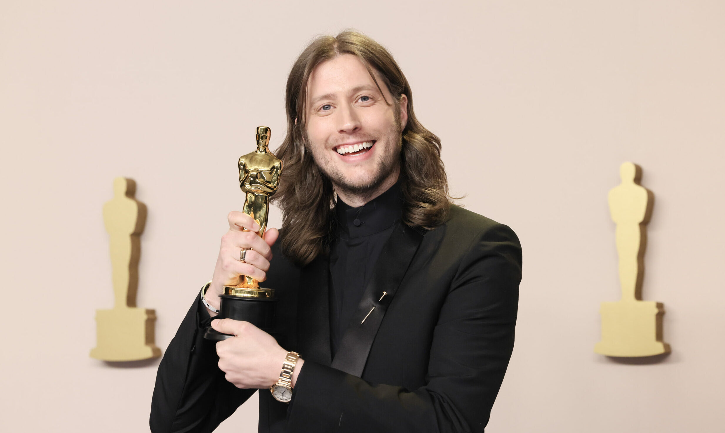 Filmkomponist Ludwig Göransson mit seinem "Oppenheimer"-Oscar