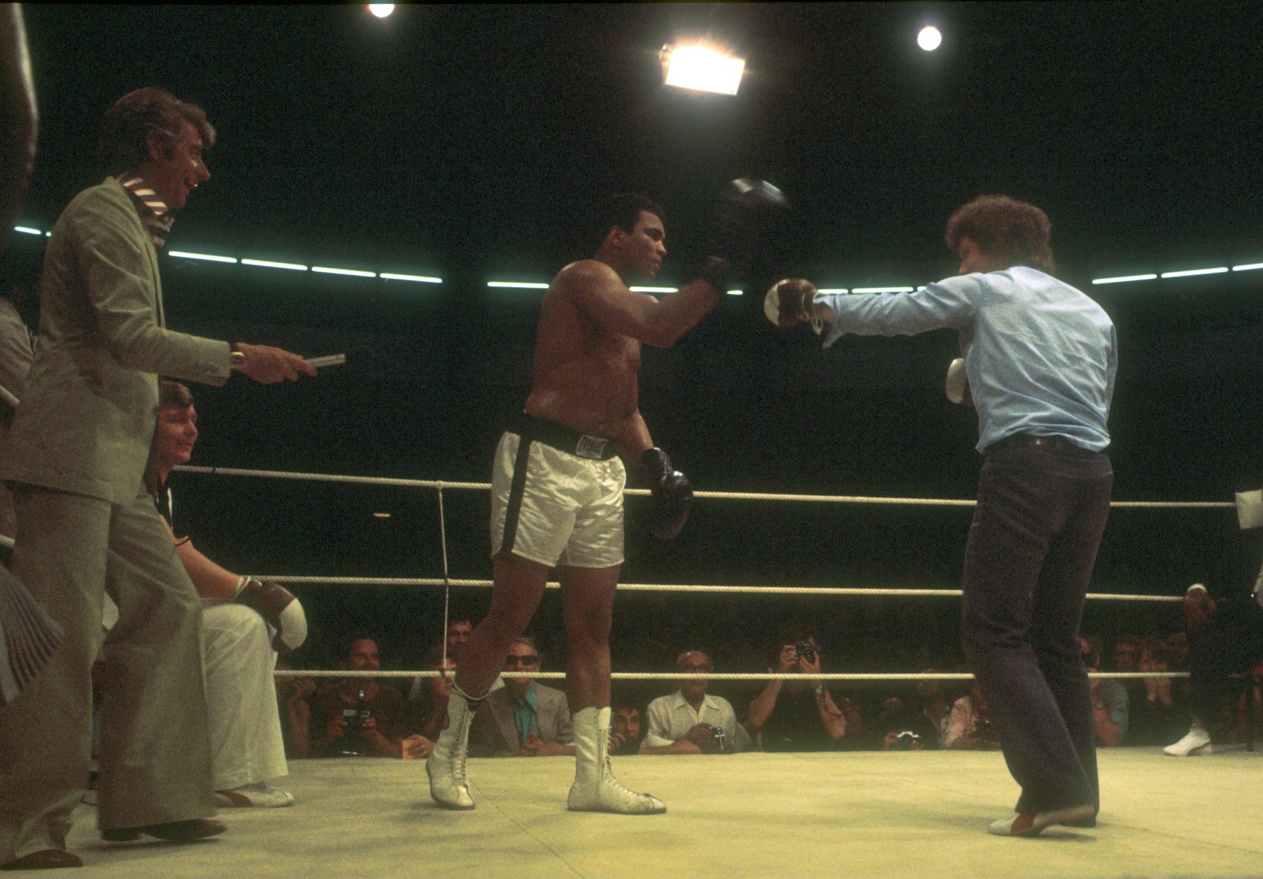 Muhammed Ali (mi.), Rudi Carrell (Ringsprecher) (li.), Namen auf Wunsch, ARD-Show "Am laufenden Band", Bremen, Zuschauer, ...