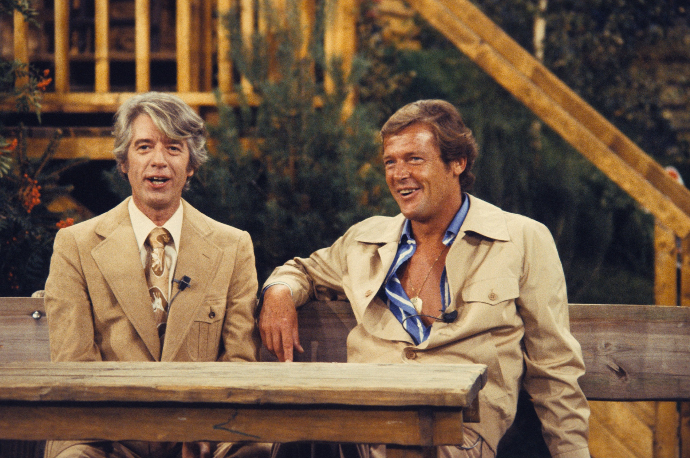 Rudi Carrell, Roger Moore, ARD-Show "Am laufenden Band", Folge: "Camping", 20.08.1977, Bremen, Bühne, Tisch, Showmaster, ...