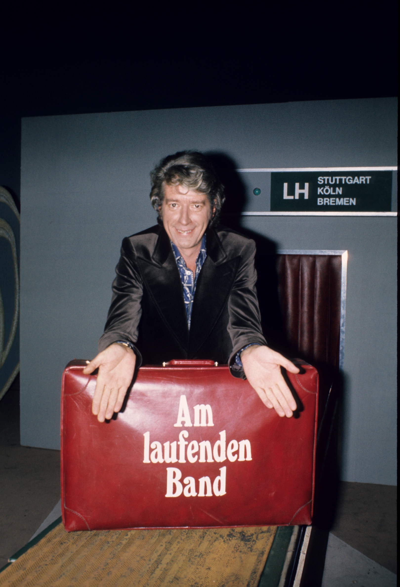 Rudi Carrell, ARD-Show "Am laufenden Band", Bremen, 01.05.1974, Transport-Band, Anzeigentafel, Showmaster, Moderator, (Pho...