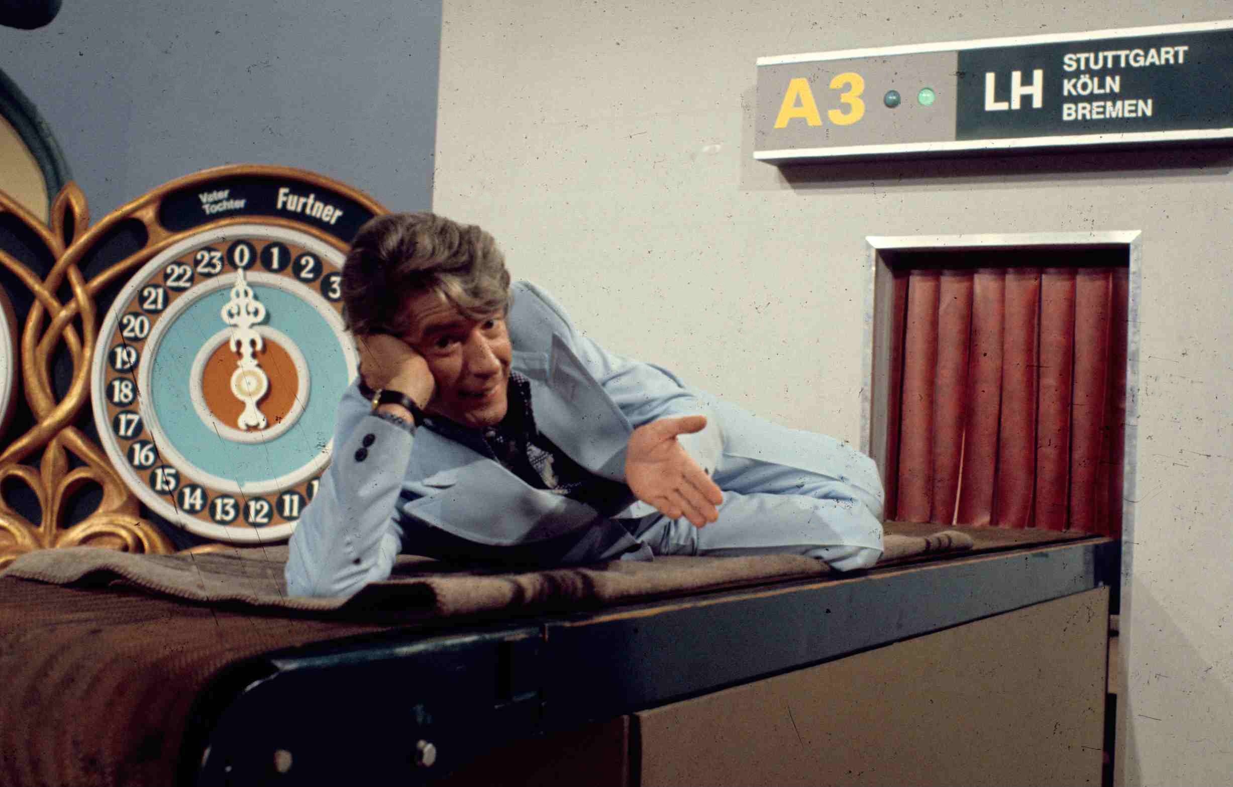 Rudi Carrell, ARD-Show "Am laufenden Band", Bremen, 01.05.1974, Transportband, Anzeigentafel, Uhr, Showmaster, Moderator, ...