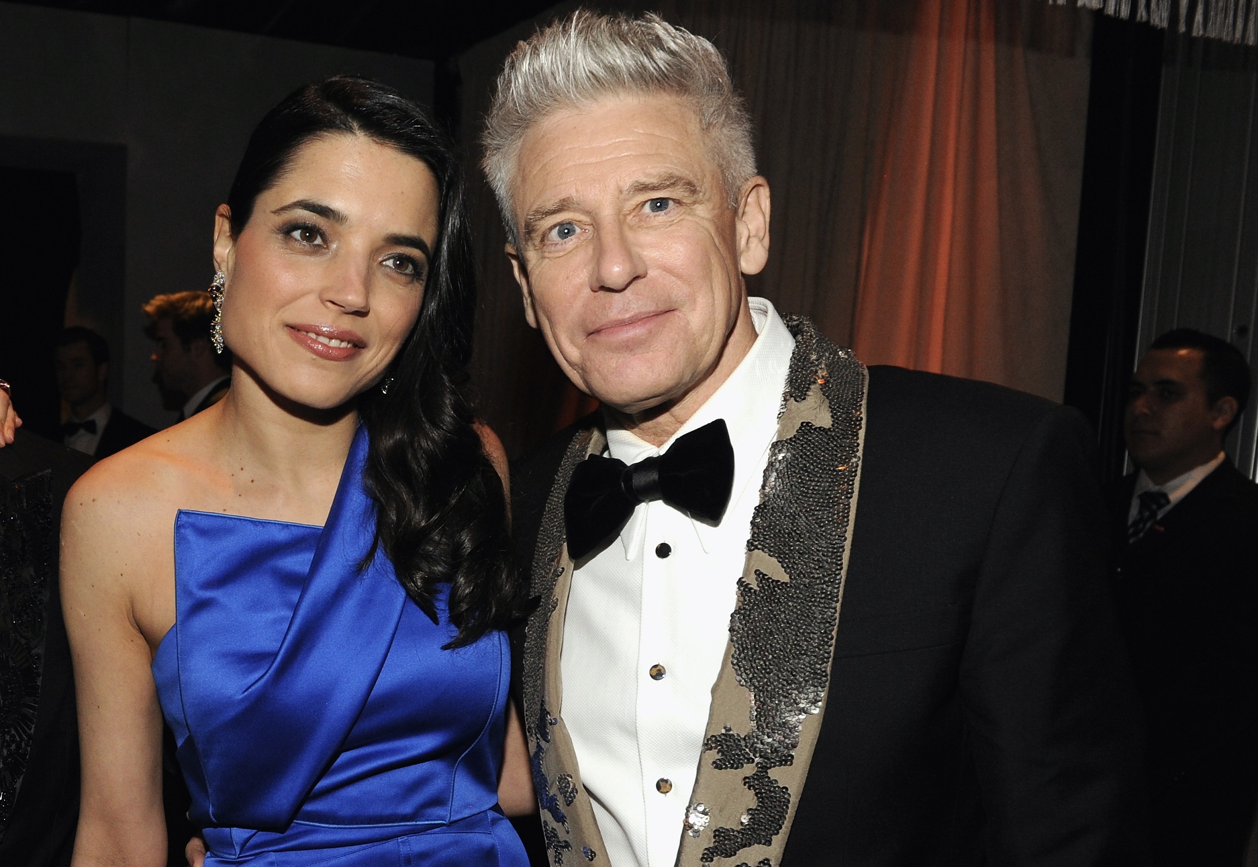 Mariana Teixeira de Carvalho (l.) und Adam Clayton (r.) bei der Vanity Fair Oscar Party 2014