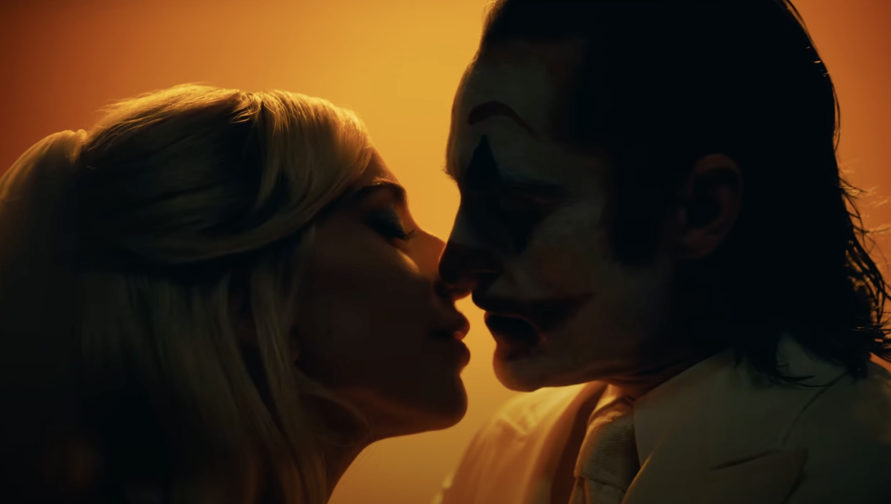 Joker und Harley Quinn auf Tuchfühlung: Szene aus dem Trailer zu „Joker 2“
