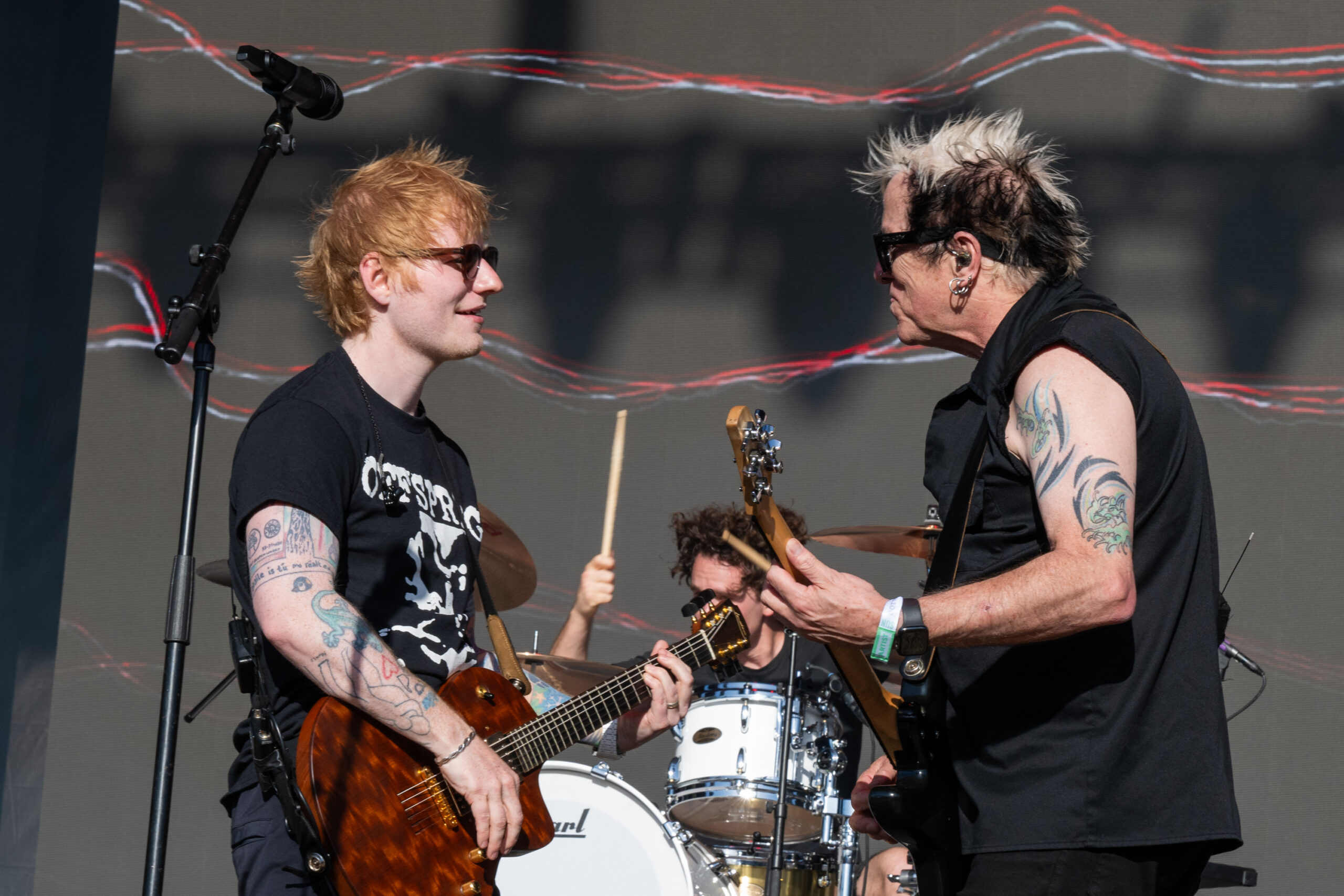 Ed Sheeran mit Gitarrist Noodles von The Offspring