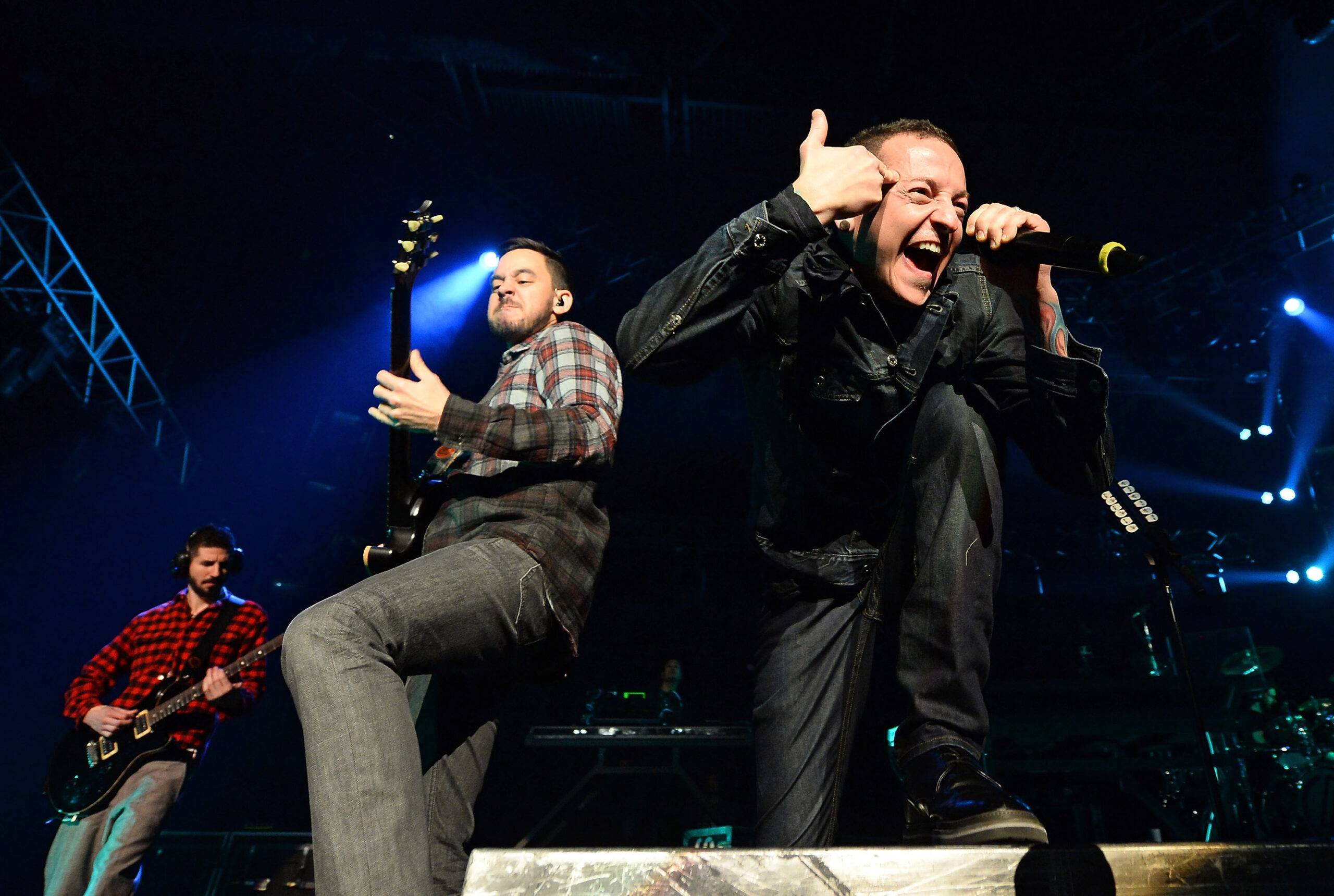 LAS VEGAS, NV - JANUARY 10: (L-R) Guitarist Brad Delson, singer/guitarist Mike Shinoda and singer Chester Bennington of Linkin Park perform at The Joint inside the Hard Rock Hotel & Casino on January 10, 2014 in Las Vegas, Nevada. (Photo by Ethan Miller/Getty Images)