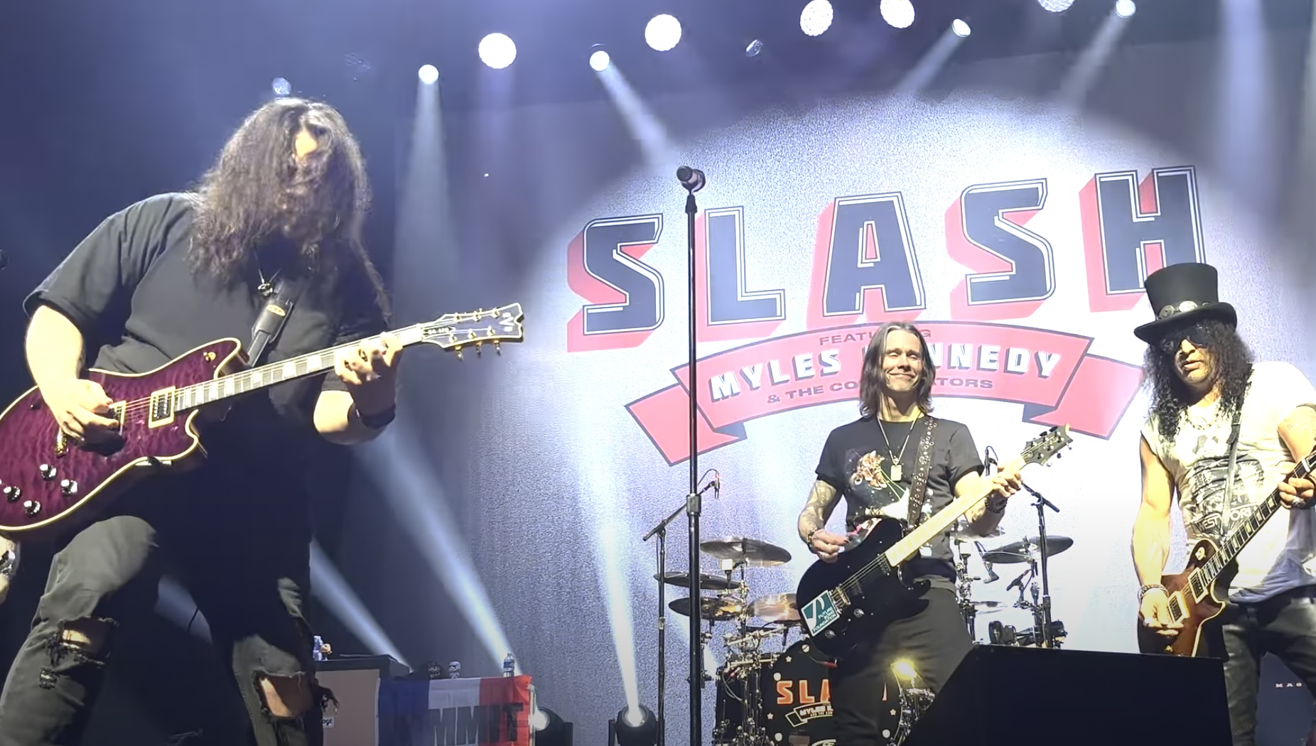 Wolfgang Van Halen mit Slash und Myles Kennedy auf der Bühne in Paris