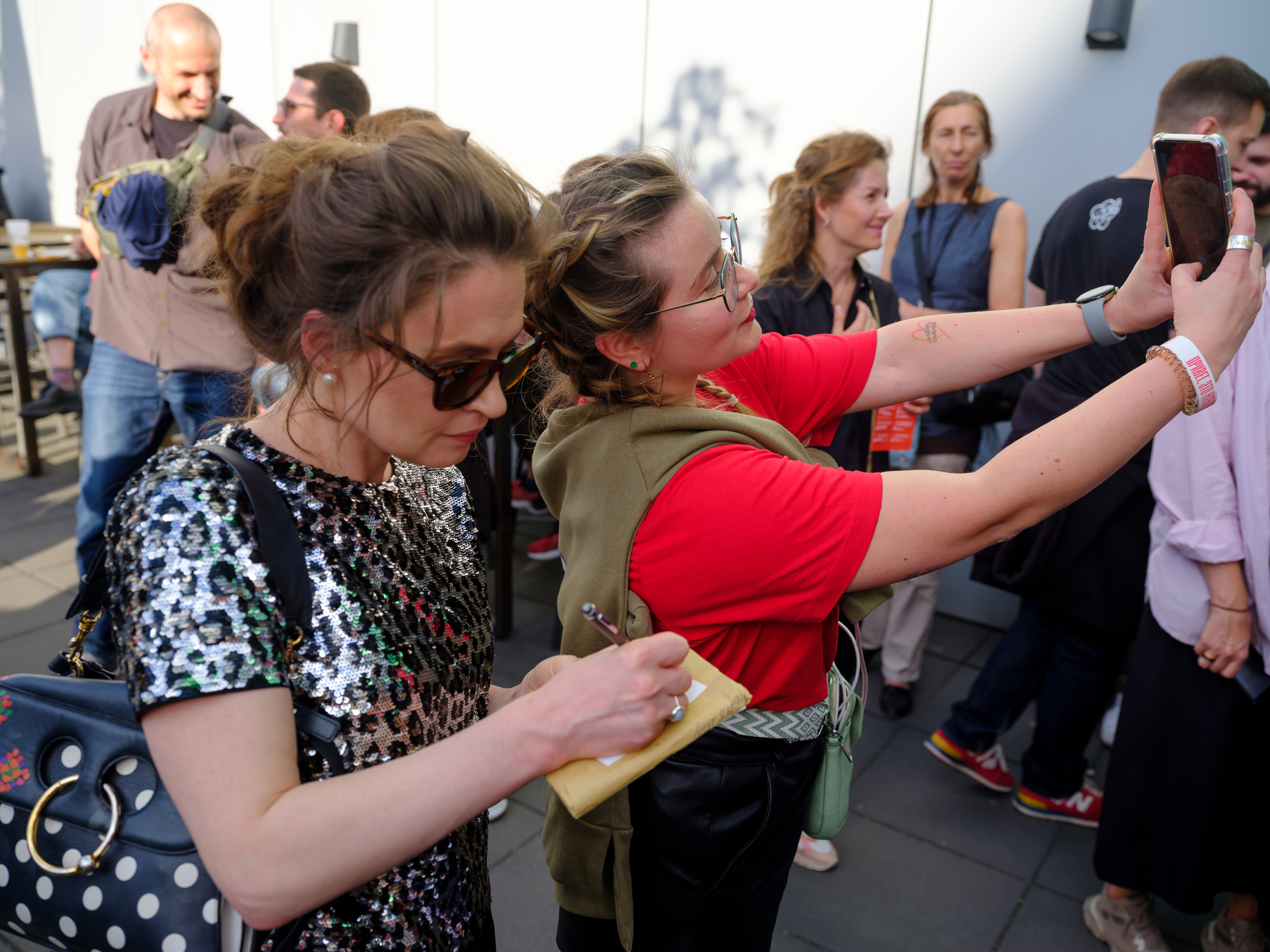 Anti-Korruptions-Aktivistin Marija Pewtschich (links) vor dem Konzert auf dem Balkon der Uber Eats Music Hall. Als führen...