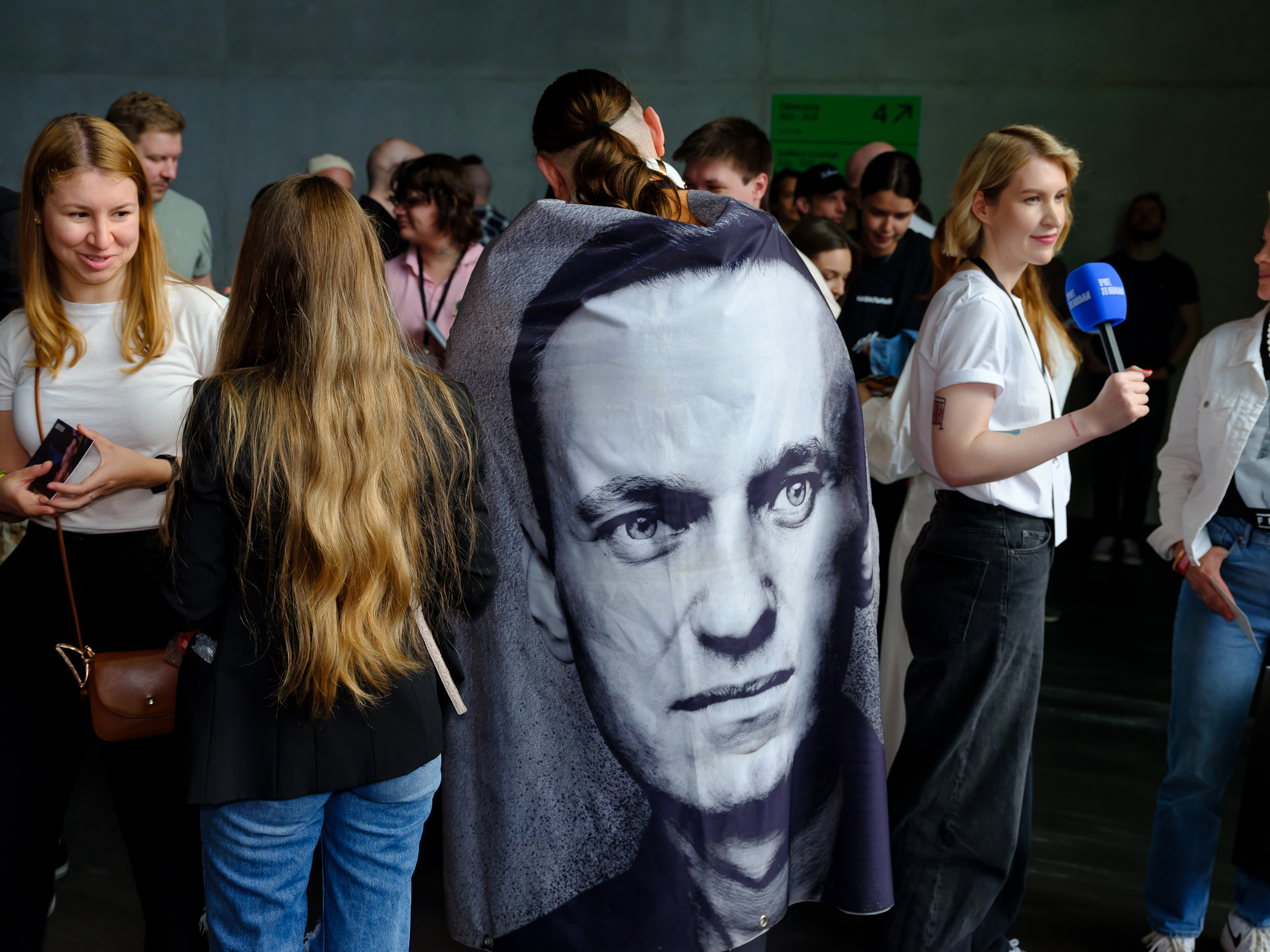 Zuschauer vor dem Konzert in der Uber Eats Music Hall in Berlin.