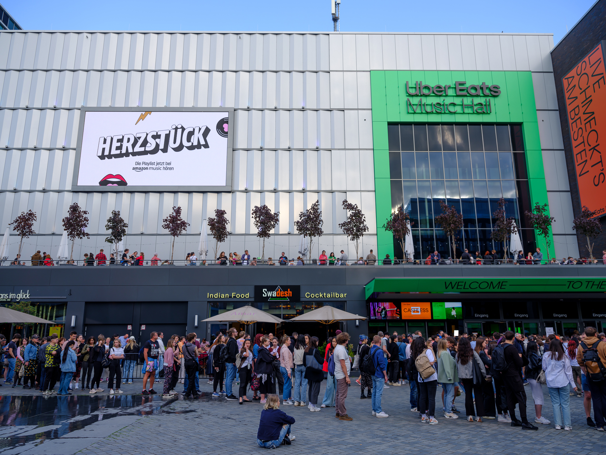 Warteschlange vor der Uber Eats Music Hall eine Stunde vor Konzertbeginn.