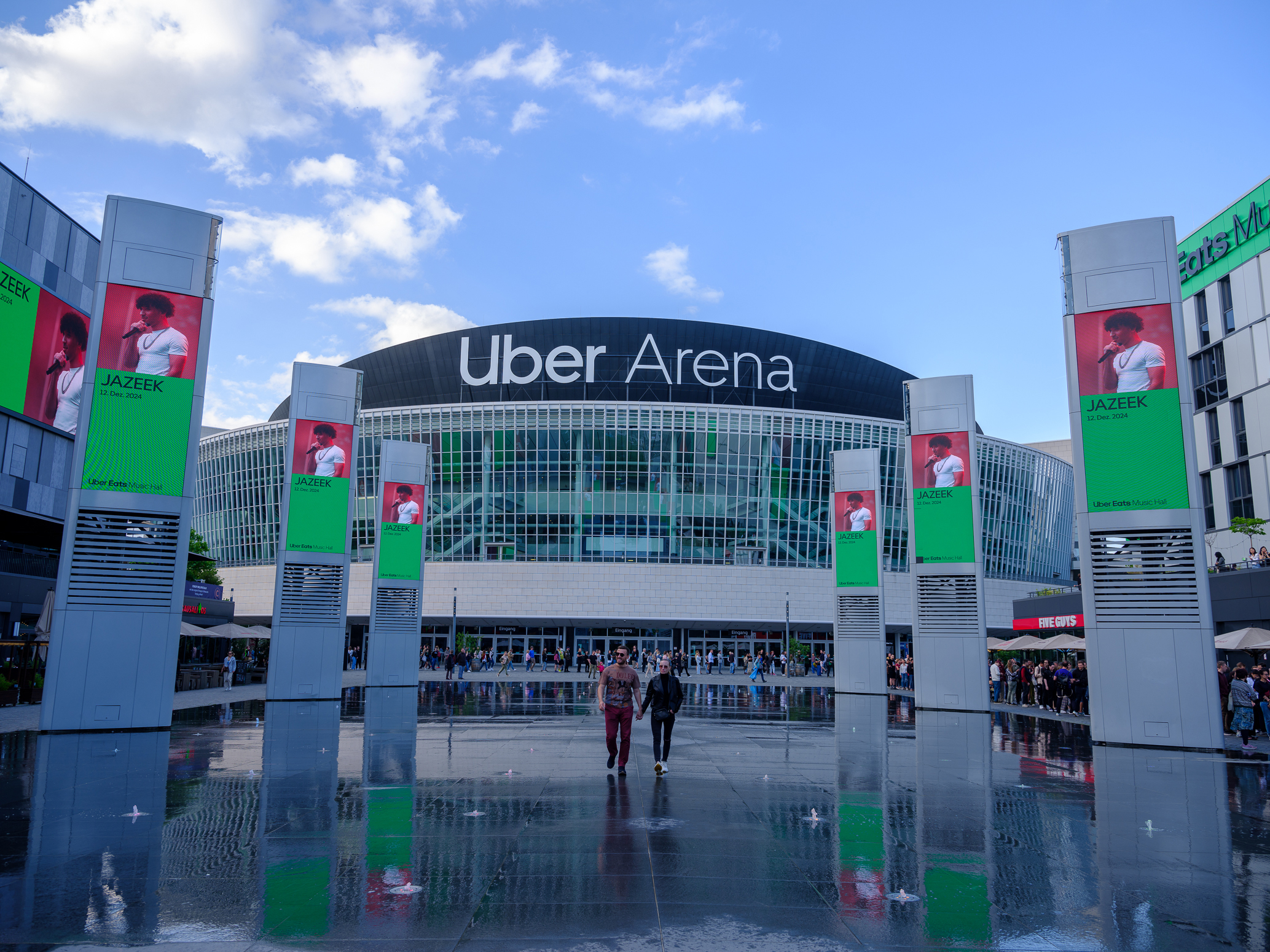 Eine Stunde vor Konzertbeginn hat sich eine lange Warteschlange gebildet.