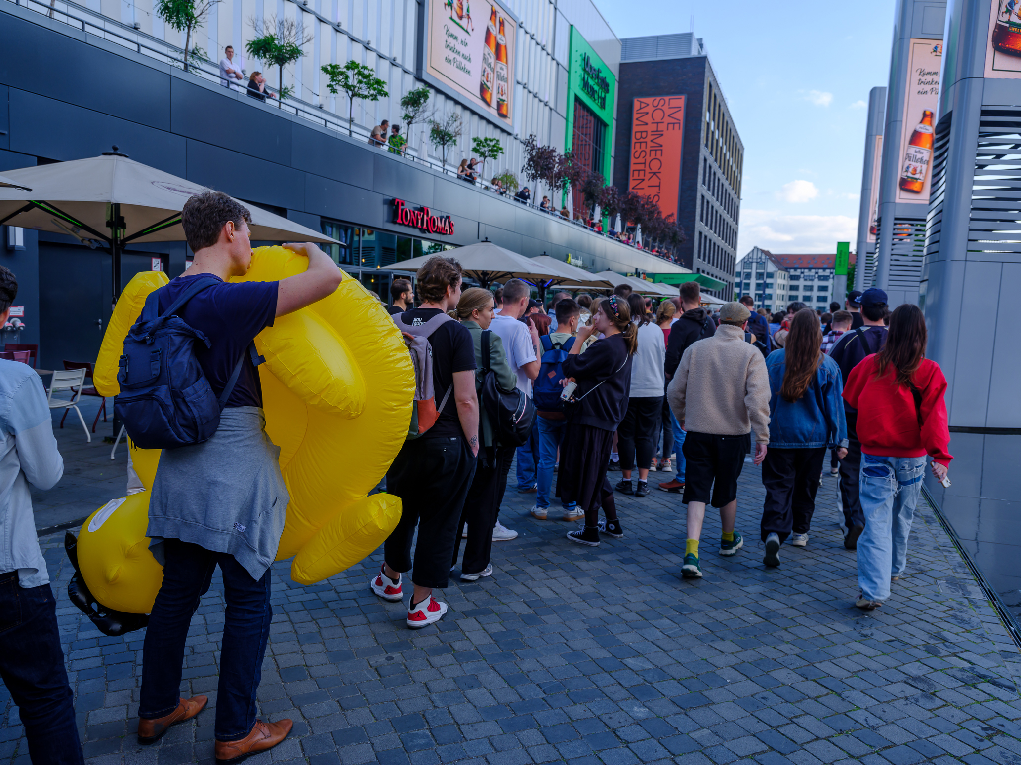 Warteschlange vor der Uber Eats Music Hall eine Stunde vor Konzertbeginn.