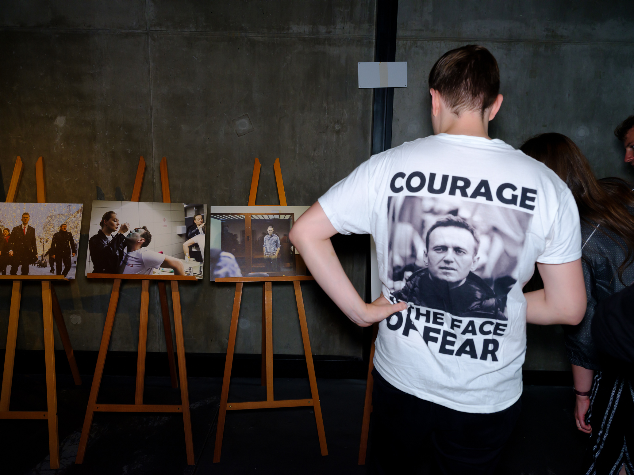 Besucher vor dem Konzert in der Uber Eats Music Hall in Berlin.