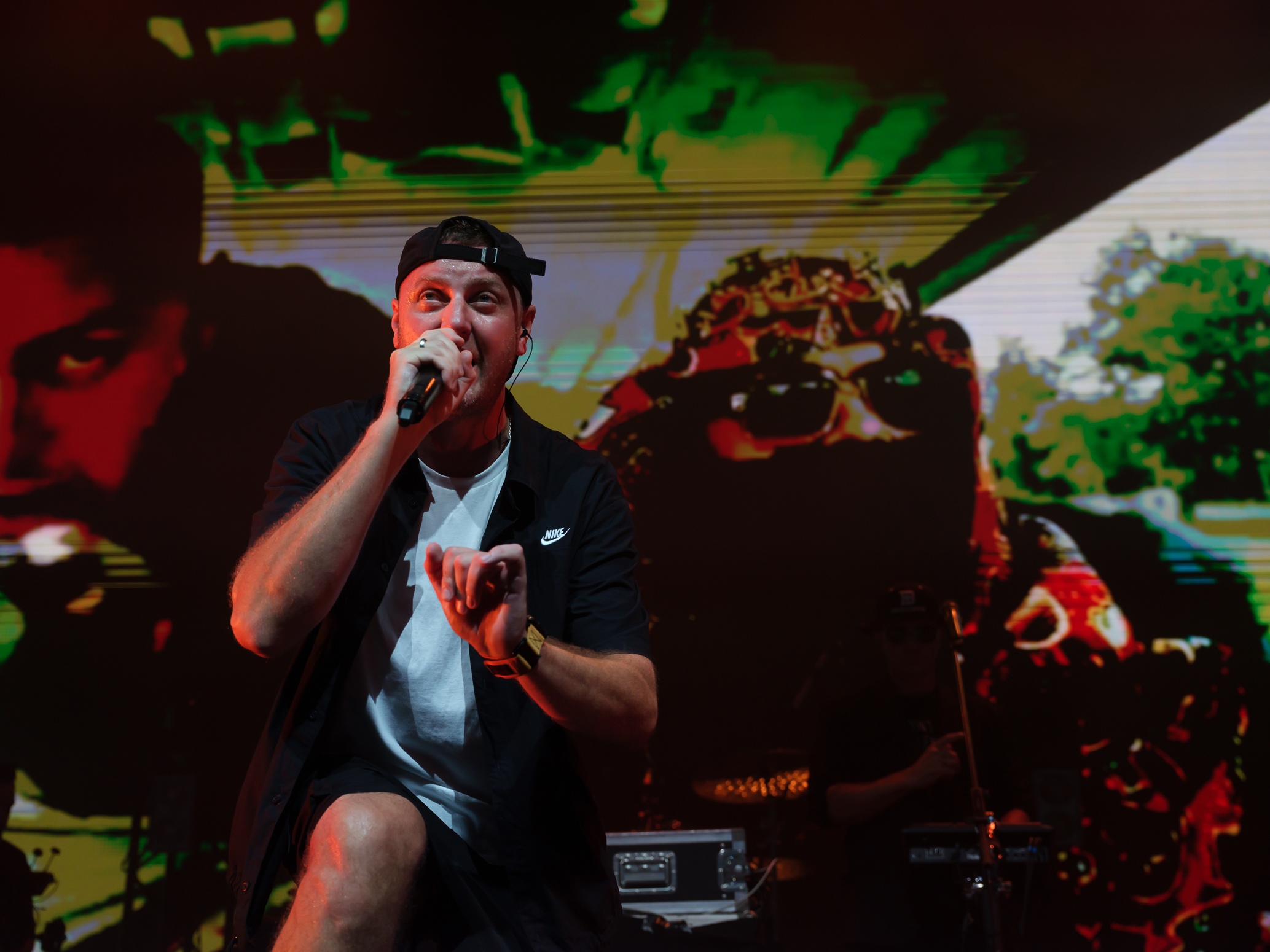 Anton Mishenin vom russischen Rap-Kollektiv Kasta auf der Bühne der Uber East Music Hall in Berlin.